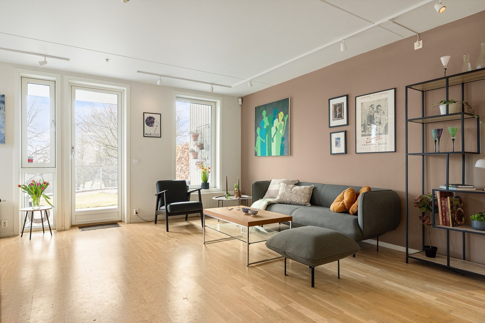 Gulvet er belagt med flott parkett, og overflatene er malt i delikate og moderne fargetoner. Galleribilde