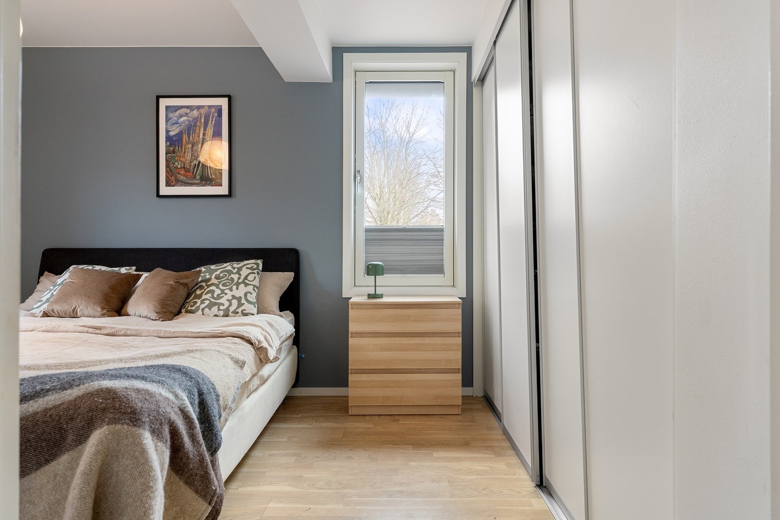 Hovedsoverommet er romslig, med plass til dobbeltseng, nattbord og tilhørende møbler. Galleribilde