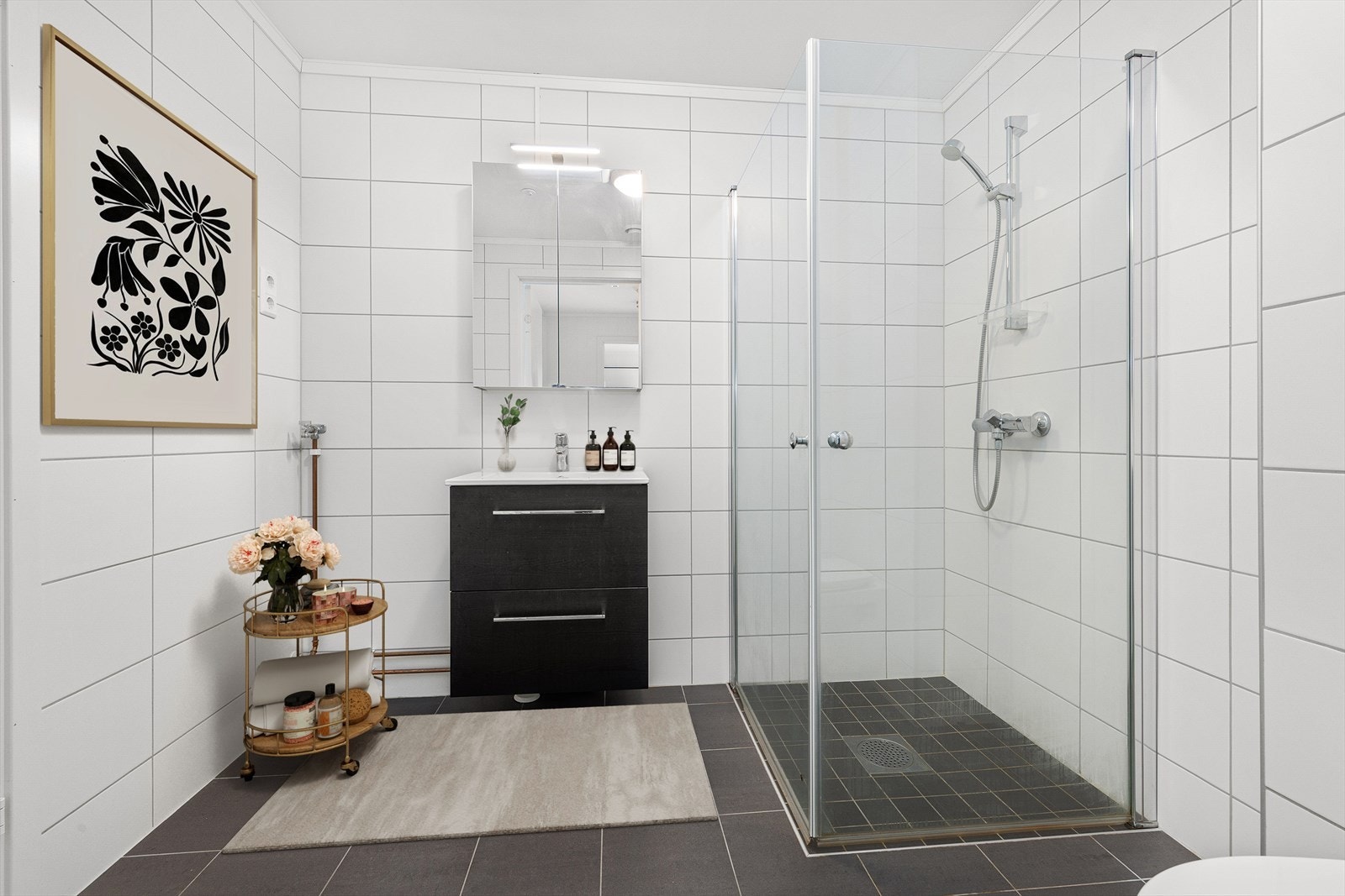 Boligen har to stilrene og flislagte bad, ett i hver etasje. (Bildet er digitalt stylet) Galleribilde