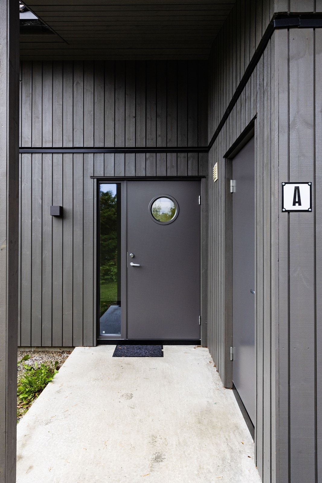 Du ønskes velkommen inn via et hyggelig overbygget inngangsparti. Galleribilde