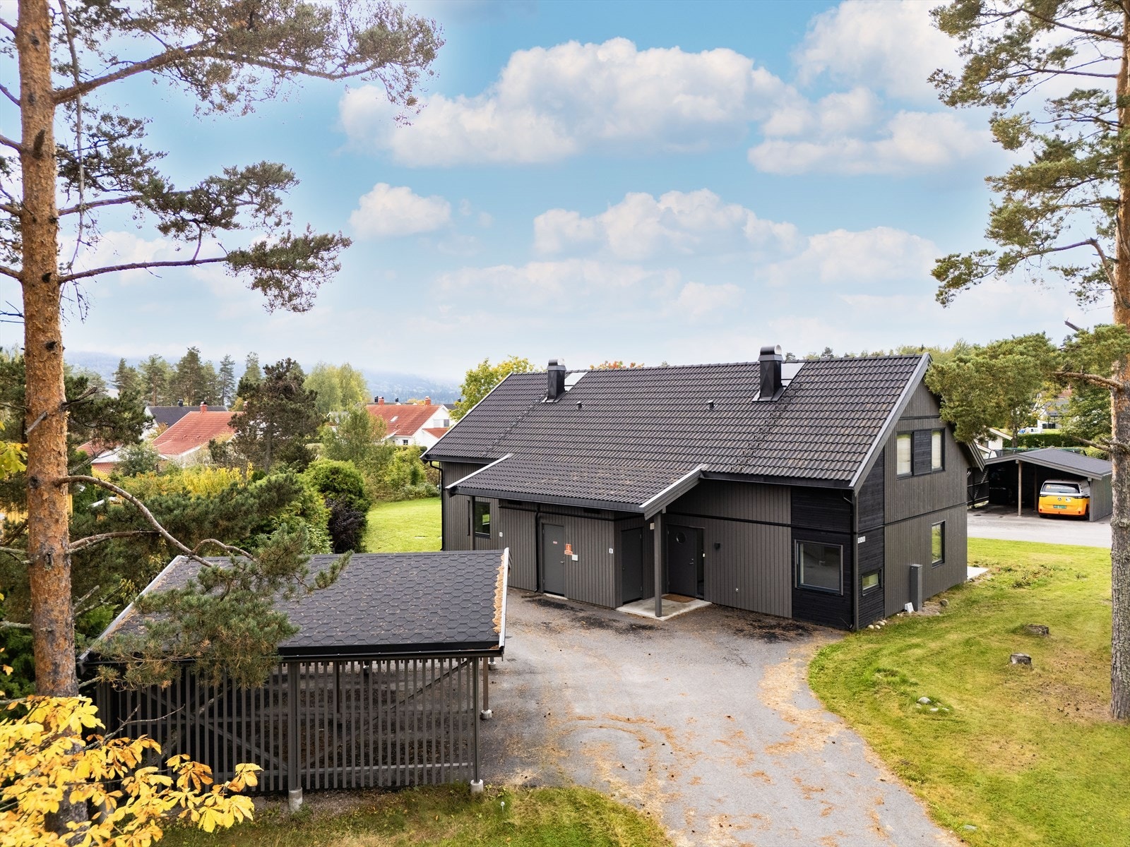 Med en smart og funksjonell planløsning byr hjemmet på god plass for både små og store. Galleribilde