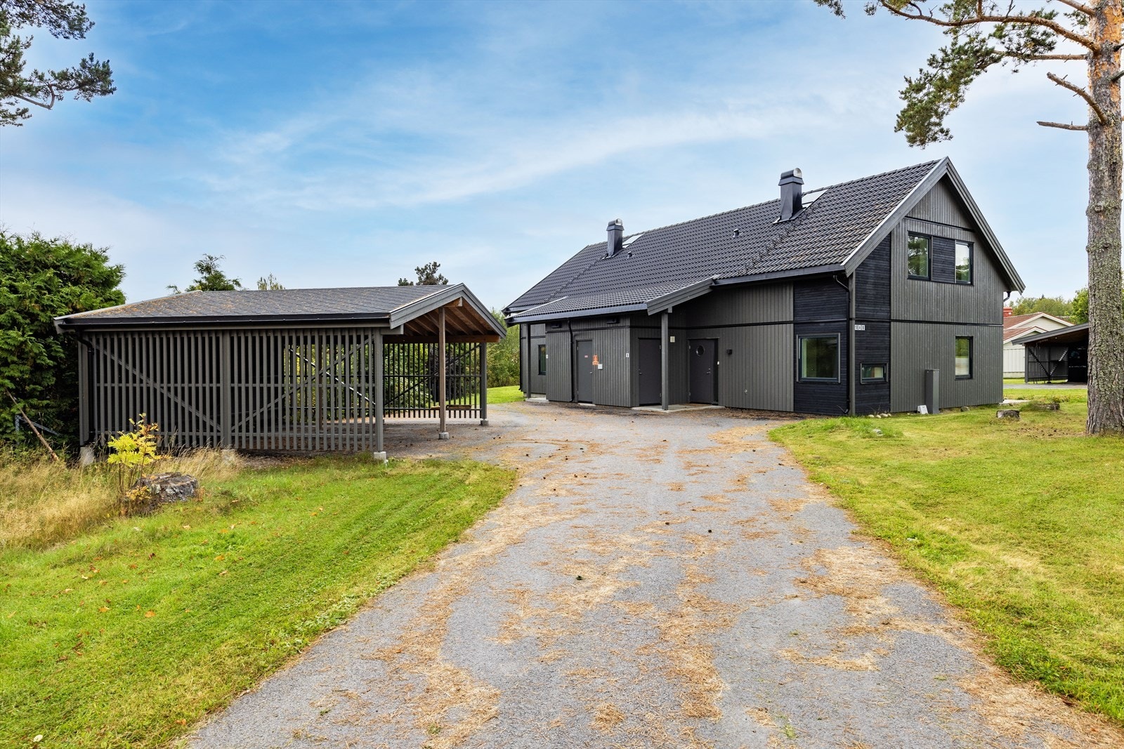 Denne boligen har 1 fast parkeringsplass i felles carport. Parkeringsplass følger boligen og er en tilleggsdel i henhold til seksjoneringsbegjæringen. Galleribilde