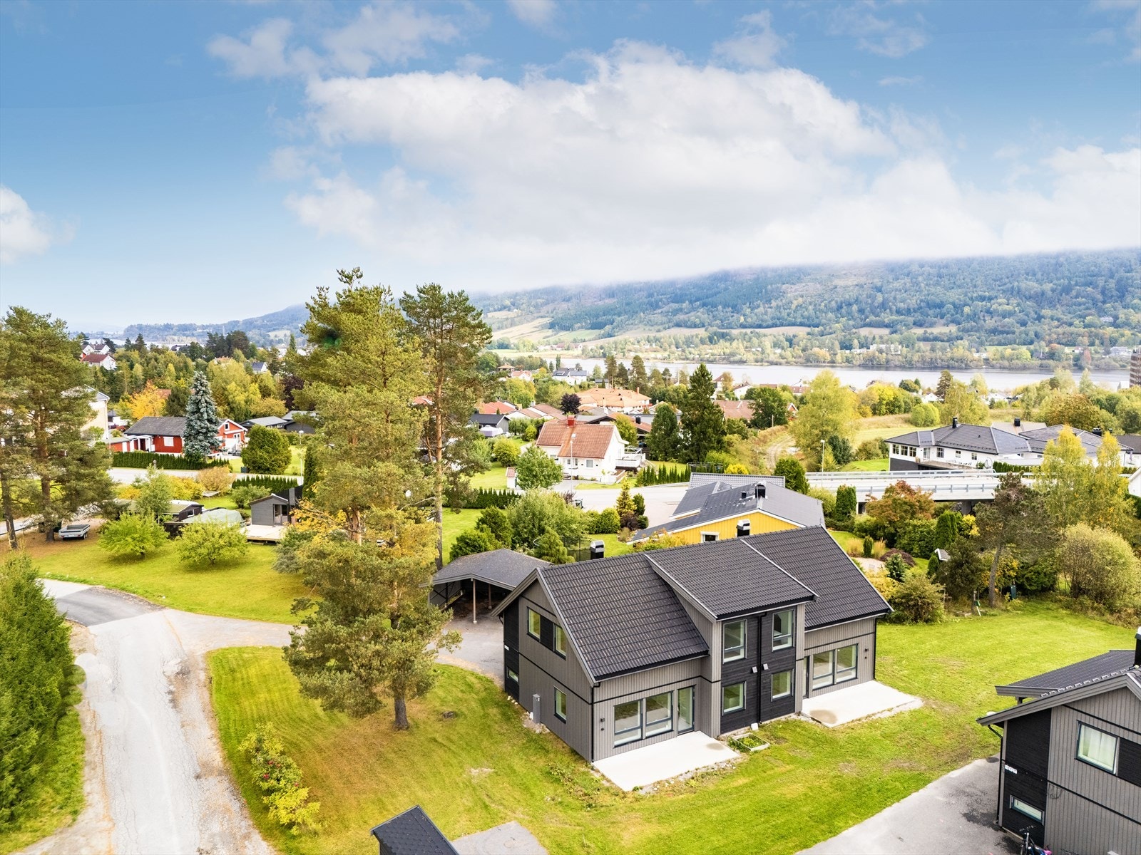 Boligsameiets tomt er på 939,2 m² og er opparbeidet med gårdsplass og carporter. I tillegg har seksjonen et tilleggsareal på ca. 434,3 m², opparbeidet med gressplen og terrasseplatting. Galleribilde