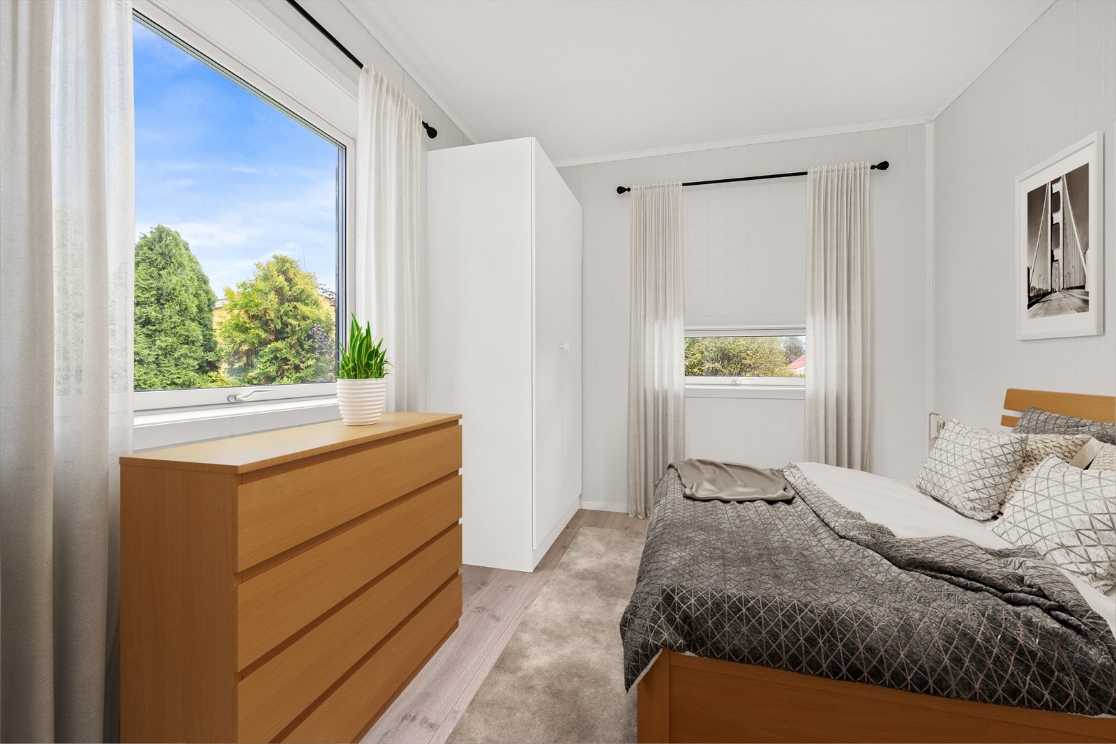 Soverom 1 - Totalt byr boligen på 3 soverom, hvor et befinner seg i 1. etasje. (Bildet er digitalt stylet) Galleribilde