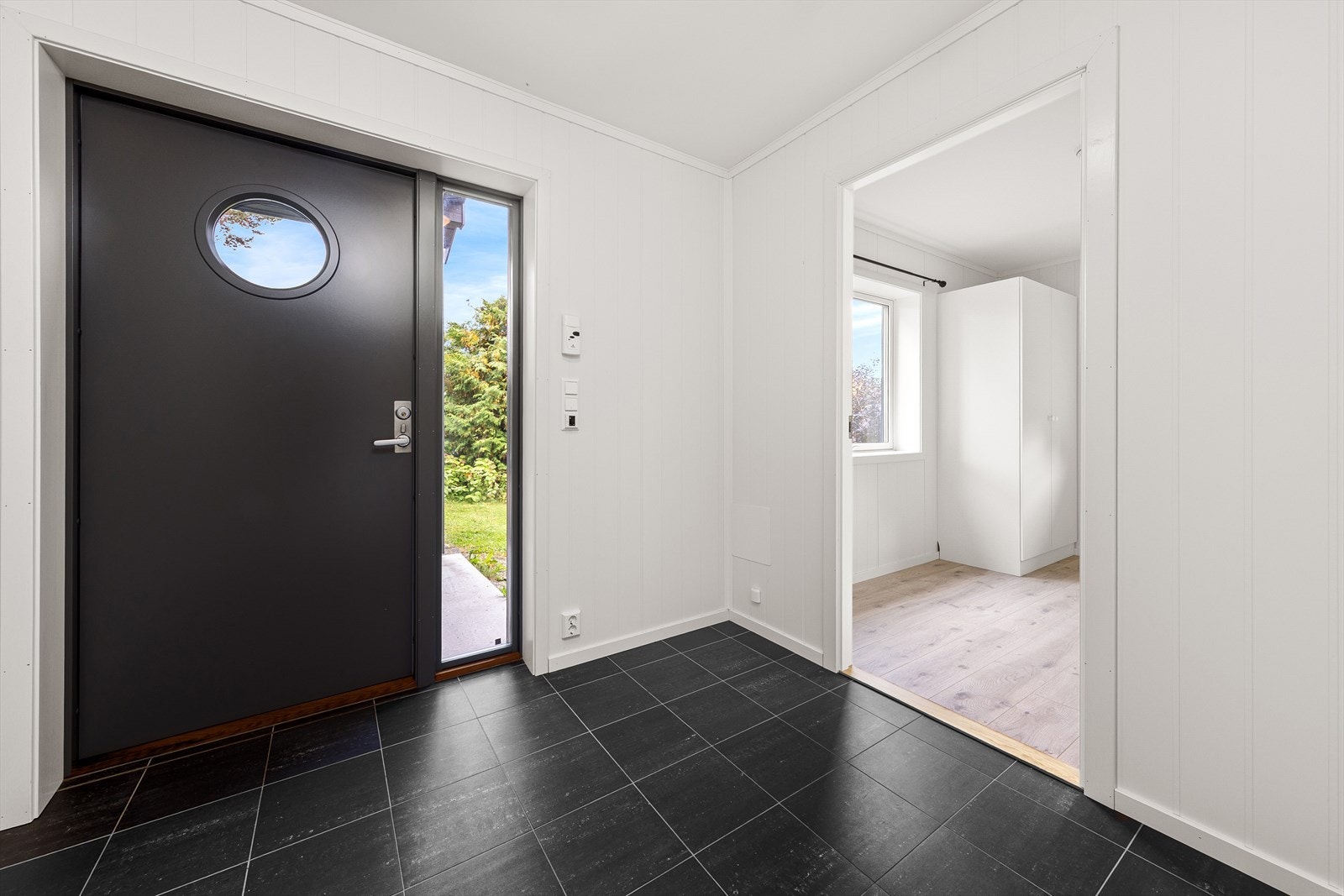 Entréen er flislagt og gir et innbydende førsteinntrykk. Galleribilde