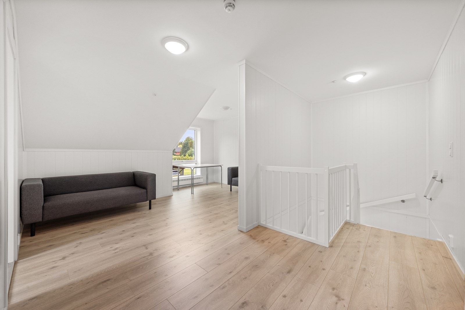 Den lyse og romslige stuen i 2. etasje gir barna eller ungdommene i huset ekstra plass til å boltre seg. Galleribilde