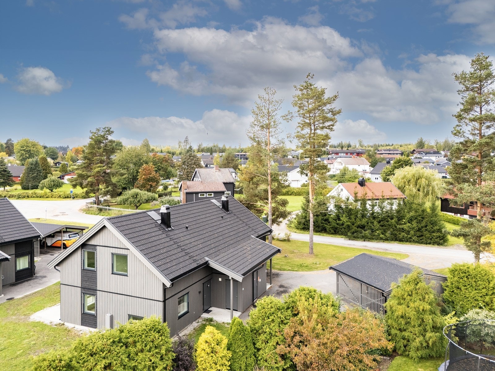 Fra boligen tar det ca. 30 minutter til Hokksund, ca. 45 minutter til Drammen og 35 minutter til Hønefoss med bil. Galleribilde