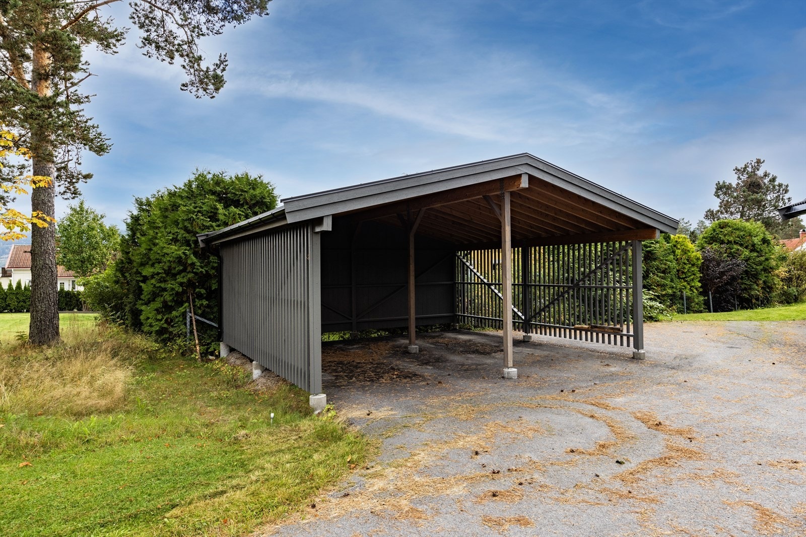 Eiendommen inkluderer også egen hage og parkering i felles carport. Galleribilde
