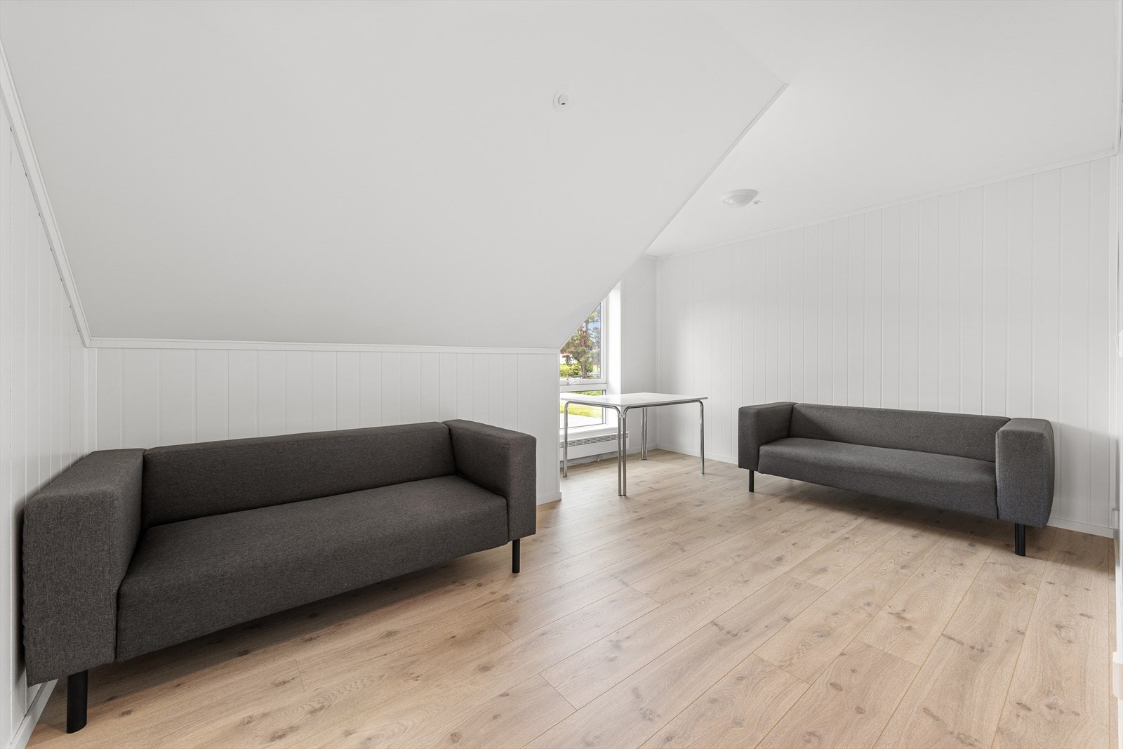 Et hyggelig rom med gode møbleringsmuligheter. Galleribilde