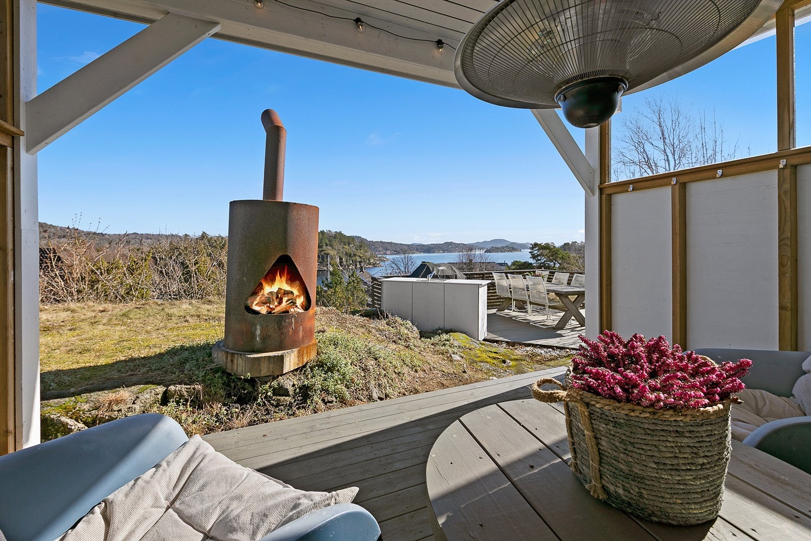 UTELOUNGE OG UTEKJØKKEN ligger i tilknytning til hverandre. Med overbygg blir det flere timer ute enn inne om sommeren. Galleribilde