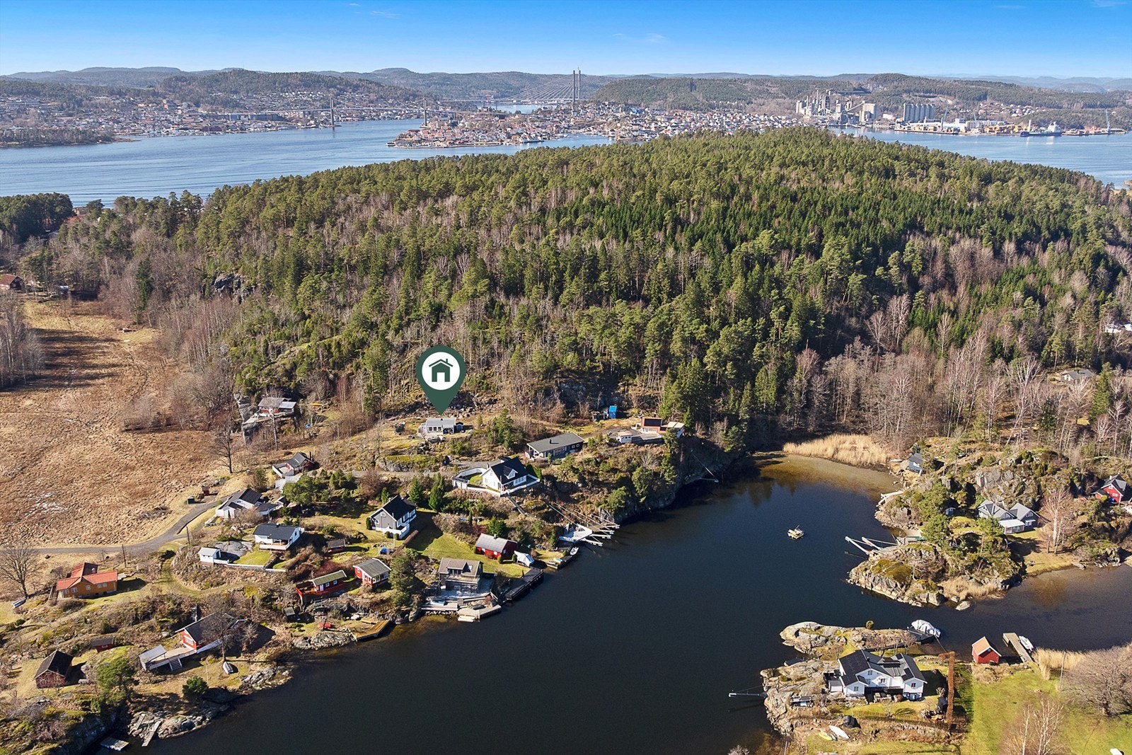 Sommerbyen ligger rett på andre siden av fjorden, og på Stathelle siden er det stort kjøpesenter. Galleribilde