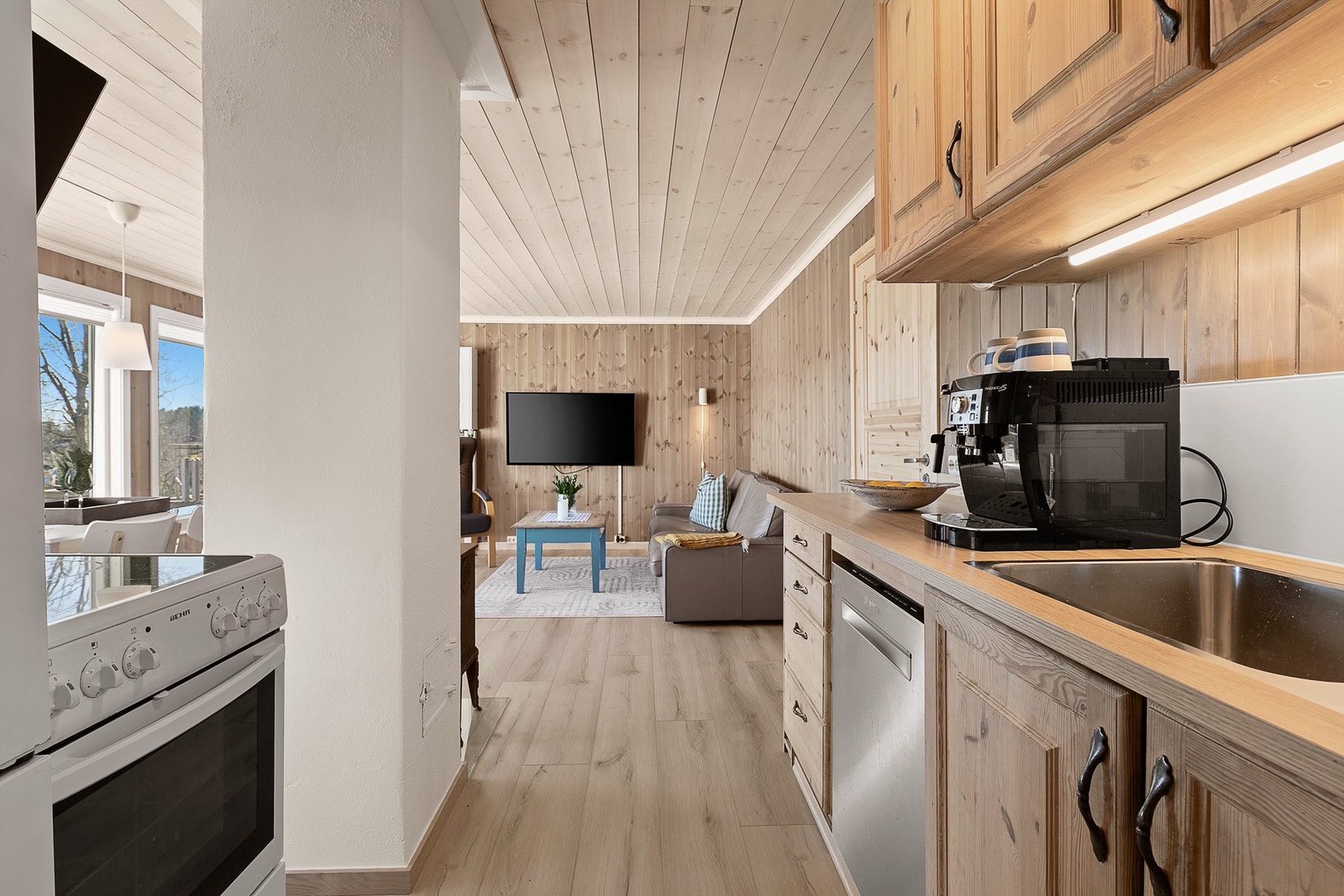 Kjøkkenet er også modernisert med nyere innredning med heltre fronter. Galleribilde