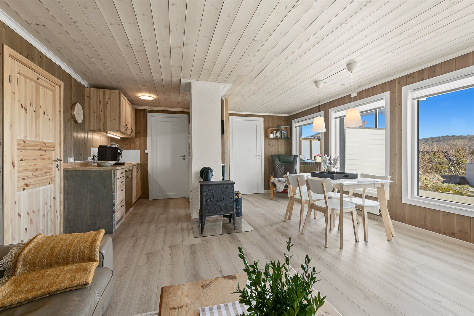 Åpen løsning mellom kjøkken og stue. Galleribilde