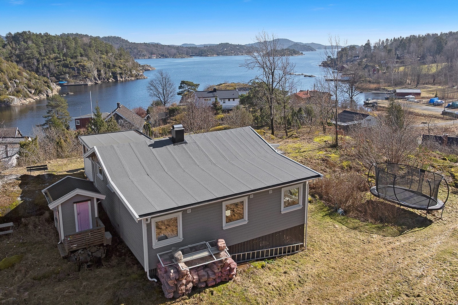 Hytta på toppen oppfyller alle ønsker om sjøutsikt og natrurskjønne omgivelser. Galleribilde