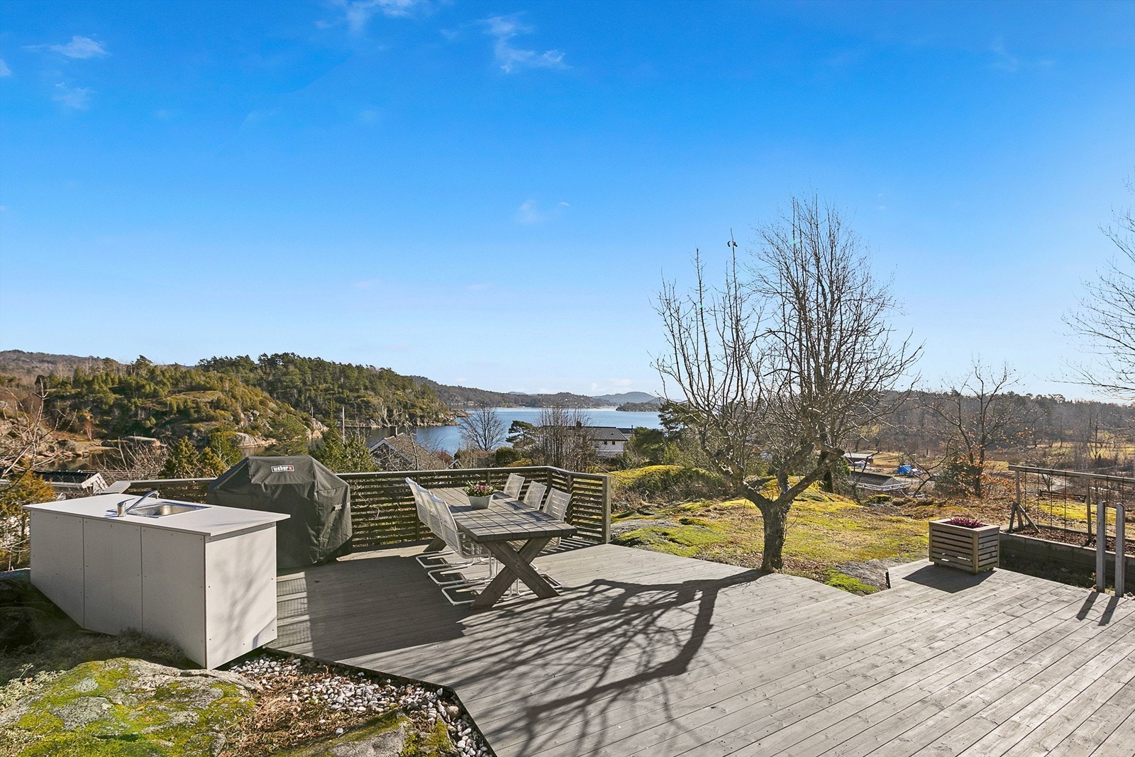 MIDDAG AL FRESCO. Utekjøkkenet har vært flittig bruk gjennom hele sommeren. Galleribilde