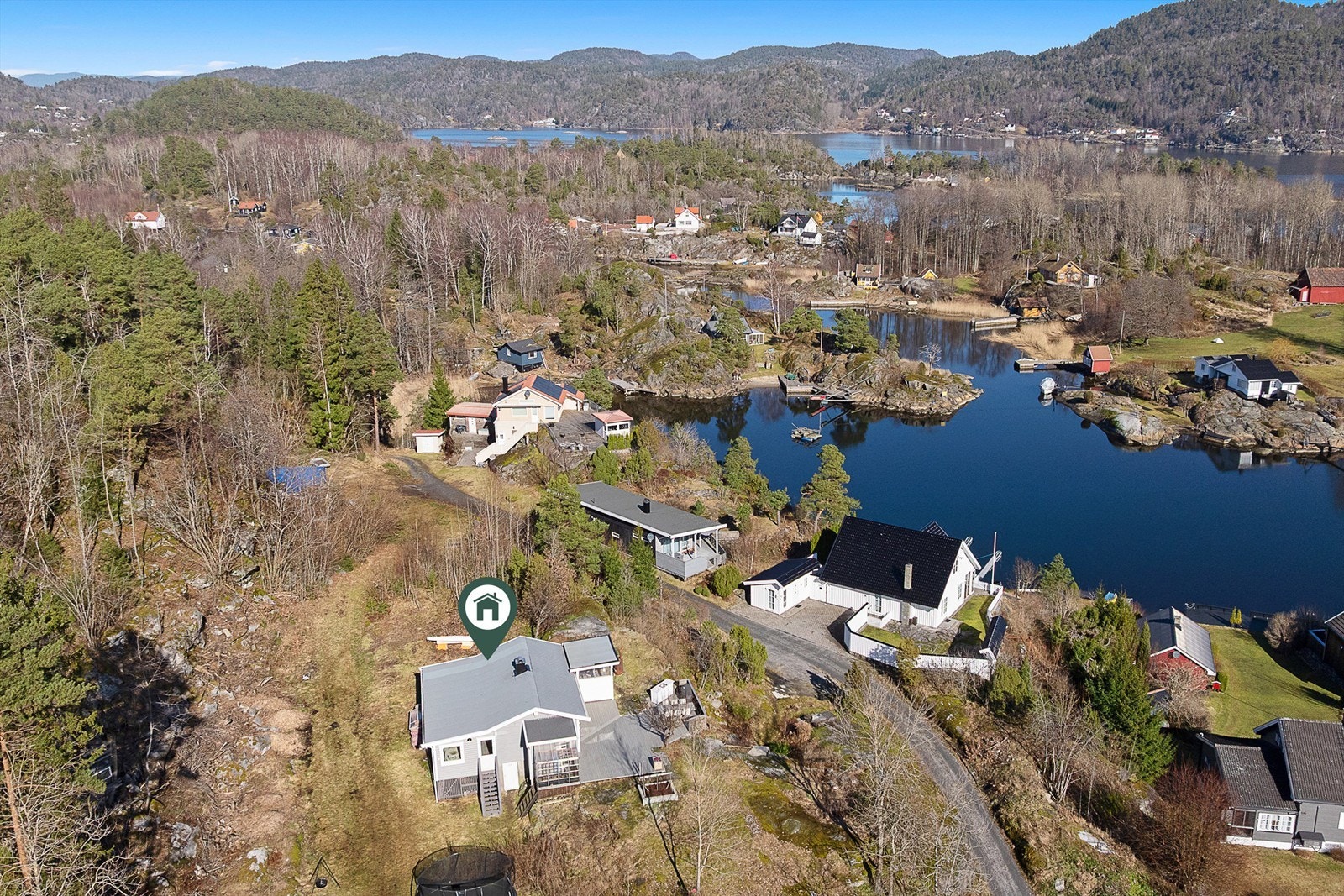 Skjærgården i området er variert og vakker og i umiddelbar nærhet er det mange koselige sund et eldorado for båtturer eller padling med kajak. Galleribilde