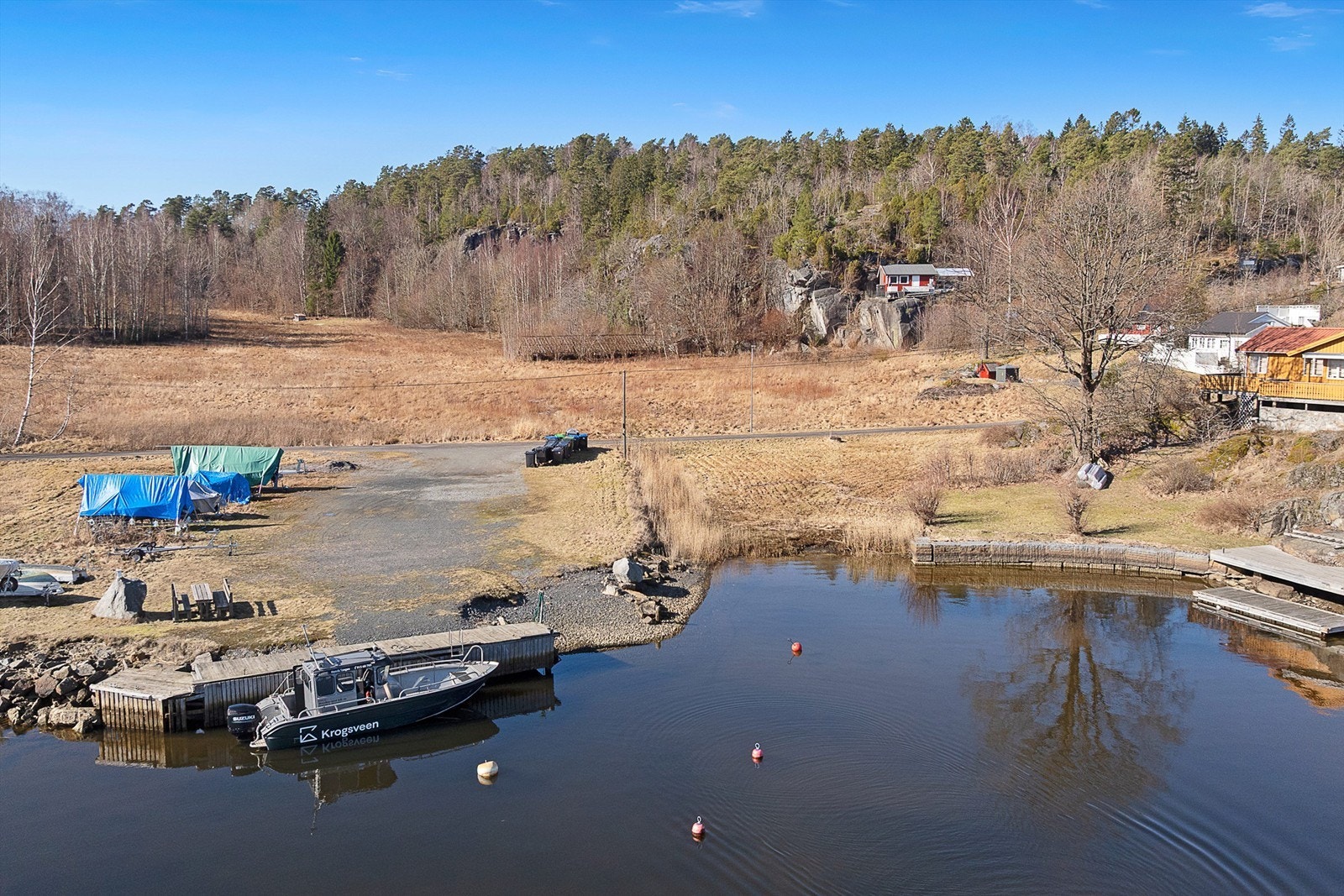 Nedenfor har nåværende eier hatt båtfeste på brygga tilhørende grunneier i området. Galleribilde
