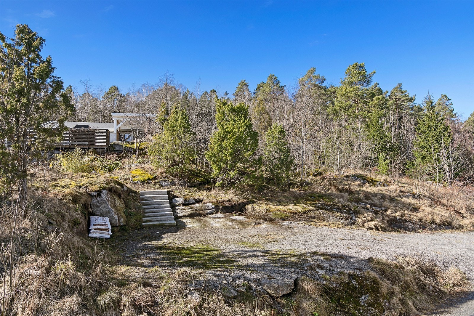 Opparbeidet parkeringsplass rett ved hytta. Galleribilde