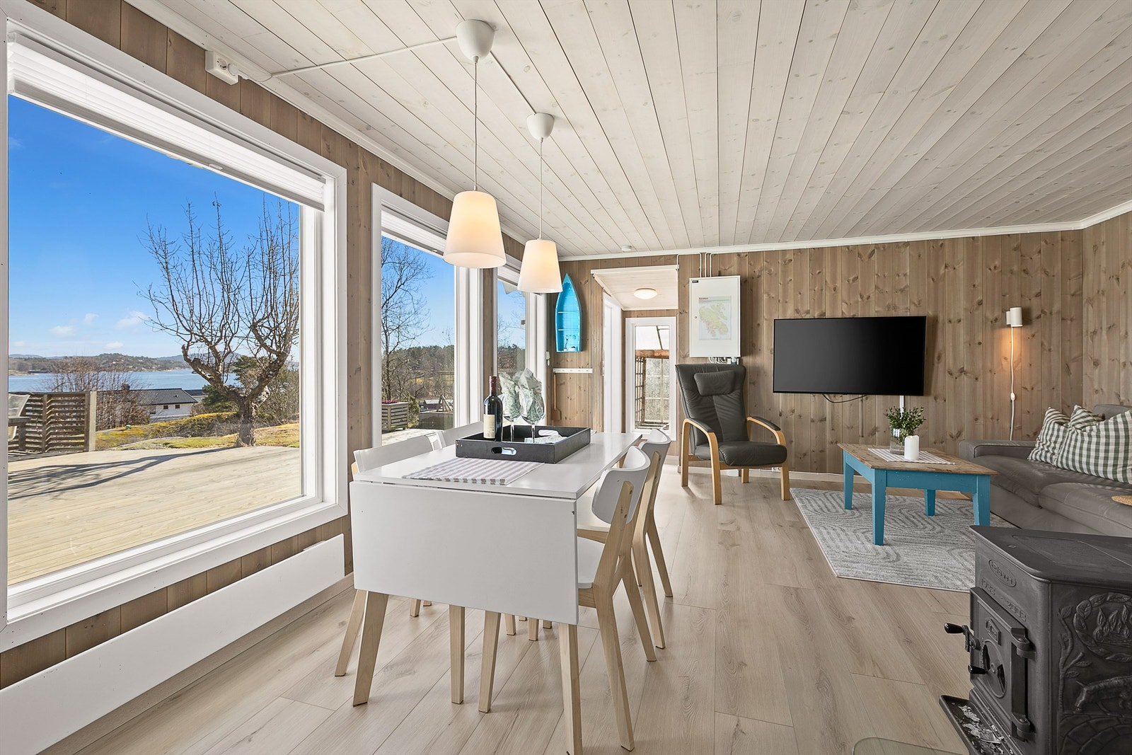 Her sitter du og ser utover. Utsikten drar deg utover og er skikkelig beroligende. Galleribilde