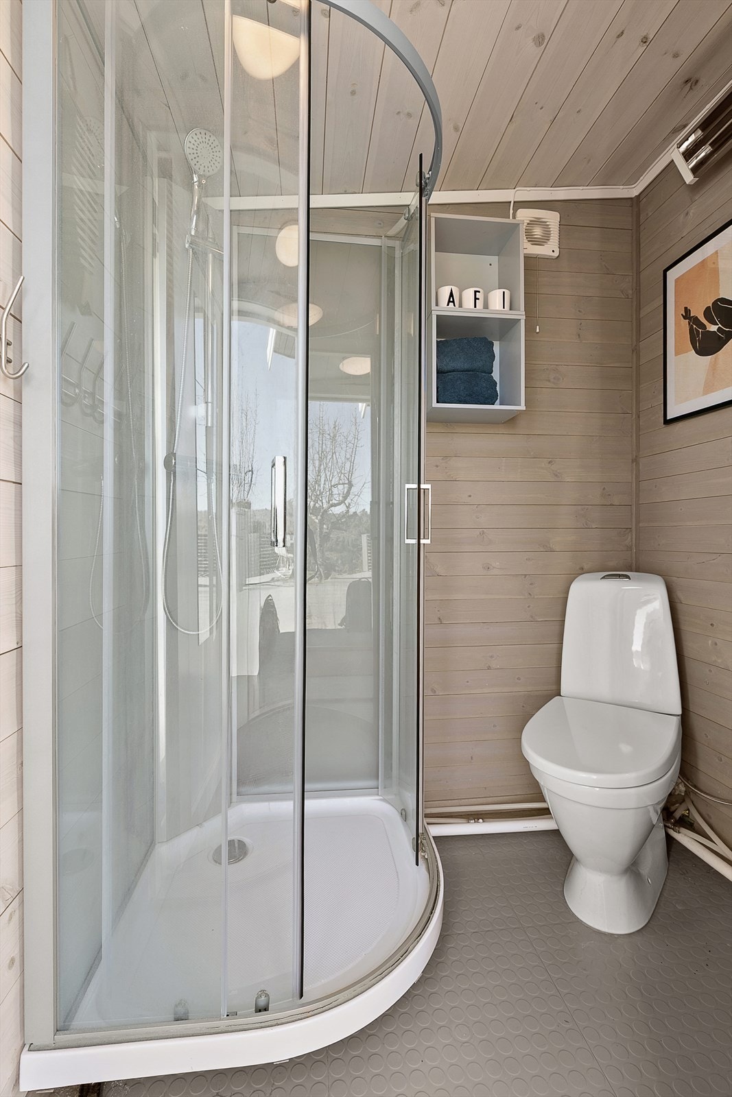 På badet er det akkurat plass til dusj, wc og servant. Galleribilde