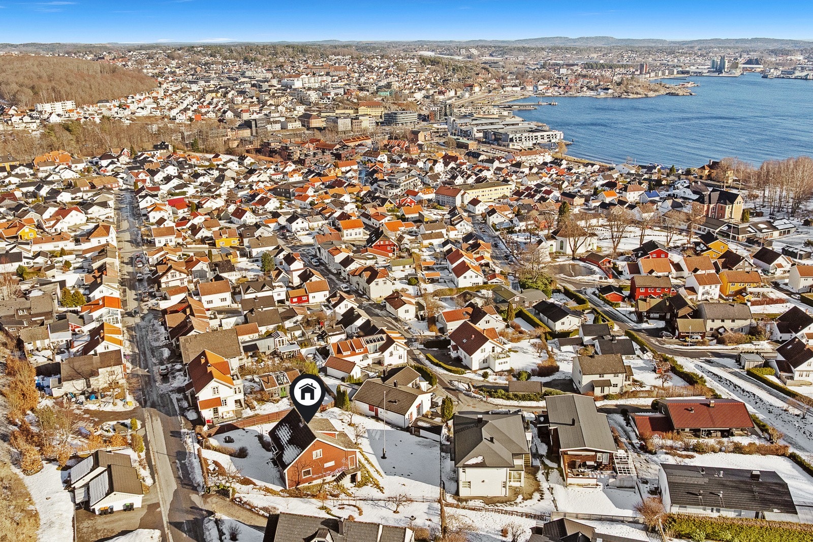 Eiendommen har en attraktiv beliggenhet på Langestrand i Larvik. Et veletablert og etterspurt boligområde preget av sjarmerende trehusbebyggelse, hyggelige gater og klassiske hvite stakittgjerder. Galleribilde