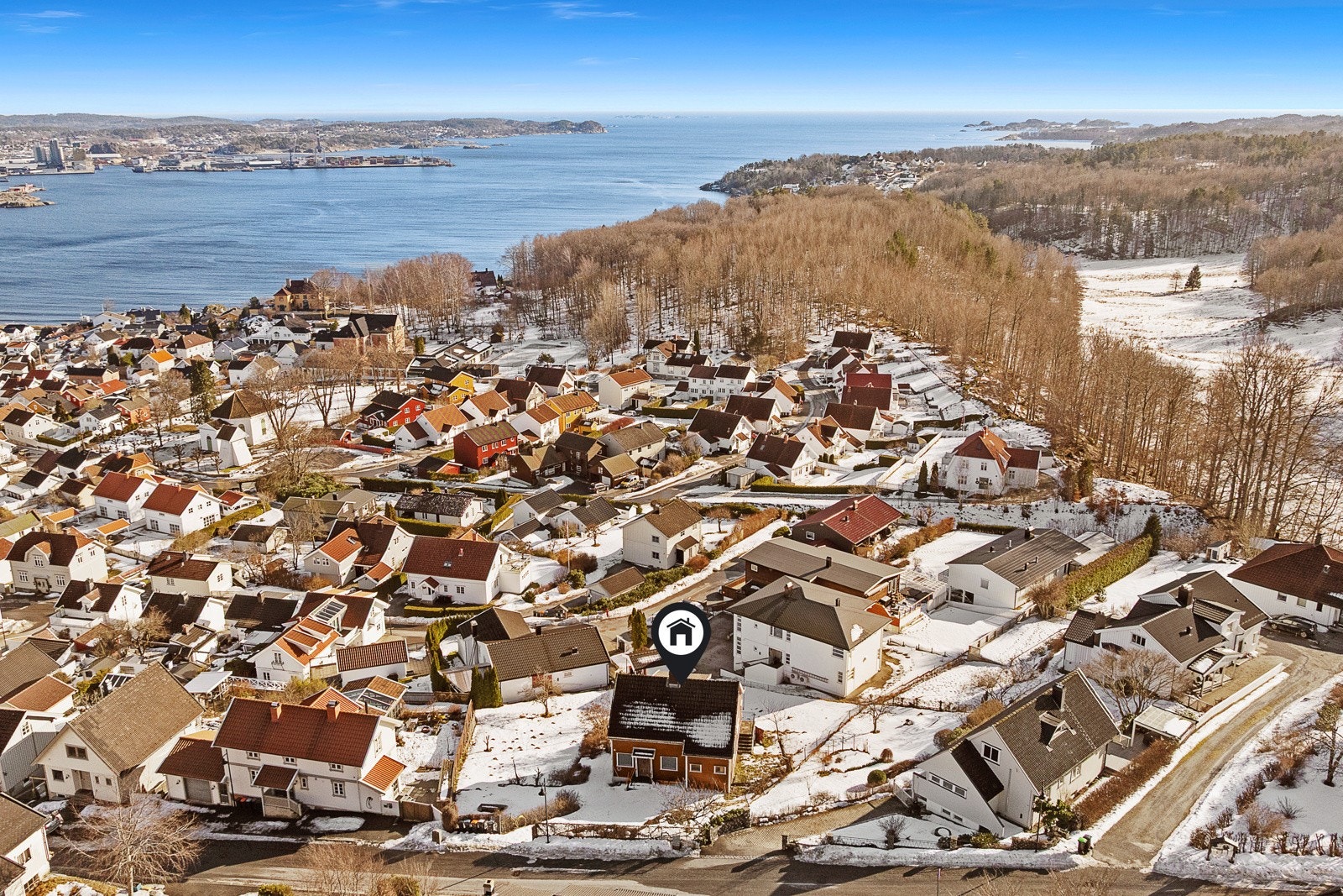 Tomten utgjør ca. 1 742 kvm og har tilknytning til offentlig vei. Galleribilde