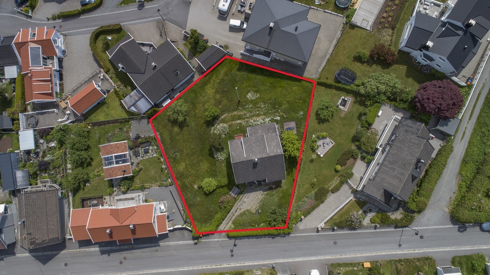 Det er gitt rammetillatelse for oppføring av to eneboliger. Rammetillatelsen ble gitt 28.11.2023, og prosjektet må igangsettes innen tre år fra godkjenningsdato. Rød merking viser kun omtrentelige grenser. Galleribilde