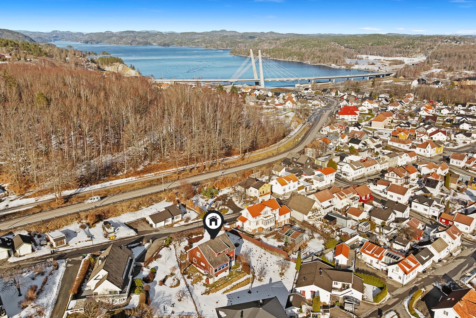 Eiendommen ligger sentralt til med kort avstand til skoler, barnehager, kollektivtransport og rask adkomst til E18 Galleribilde