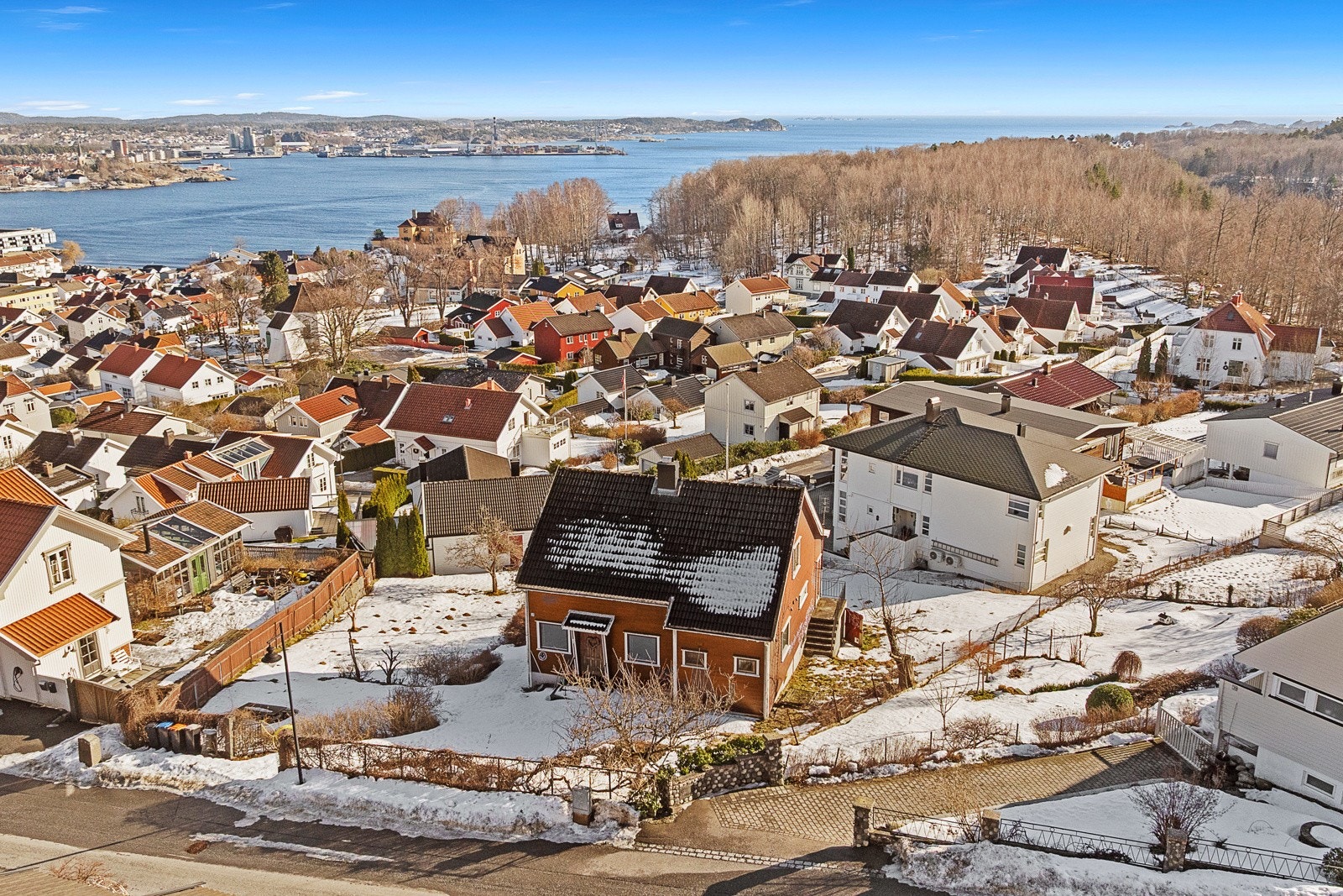 Eksisterende bebyggelse anses som kondemnabel, og eiendommen selges derfor som en tomt. Galleribilde