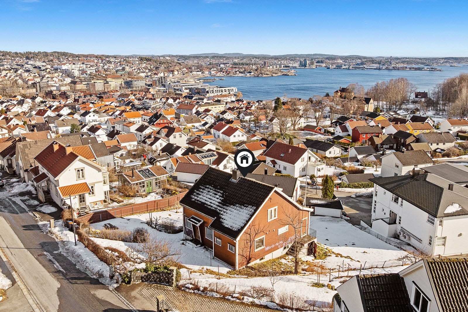 Det står i dag en eldre enebolig på tomten. Galleribilde
