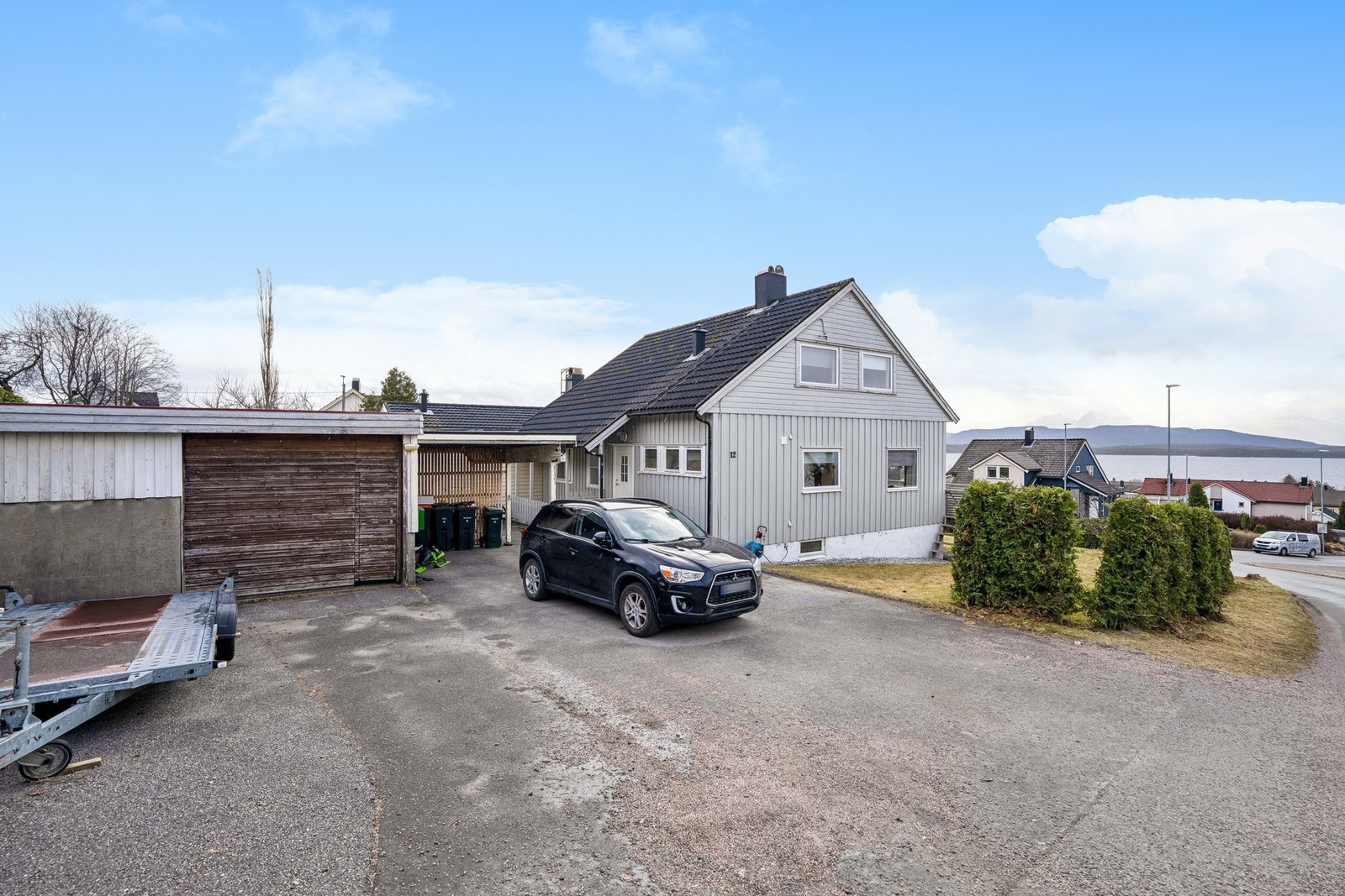 Adkomst til eiendommen via opparbeidet gårdsplass med gode parkeringsmuligheter på egen tomt. Galleribilde