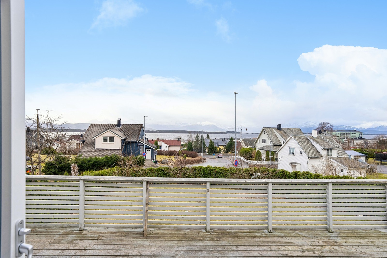 Fra terrassen er det utsikt over nærområdet og god oversikt over omgivelsene. Galleribilde