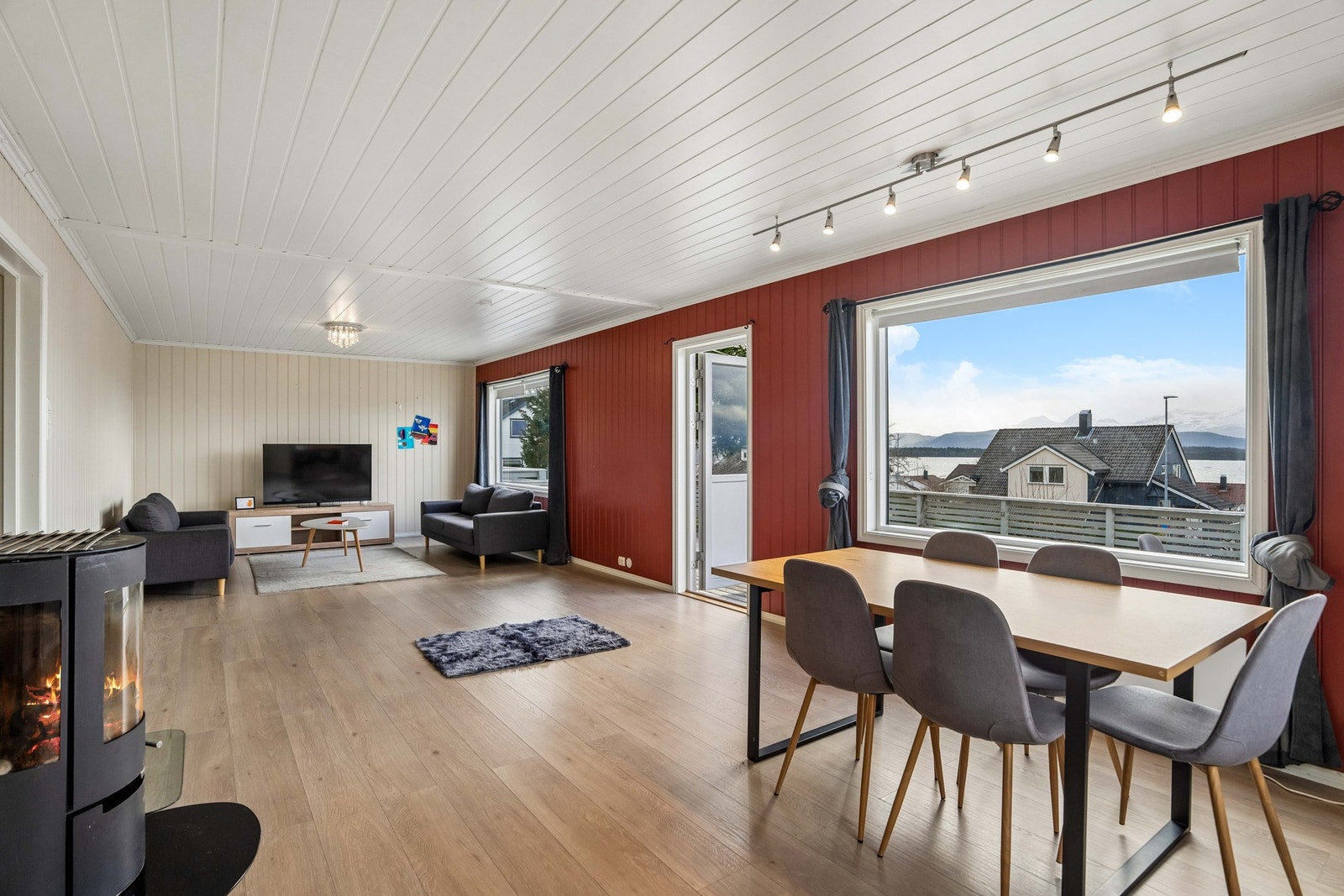 Fra stuen er det naturlig overgang til spiseplassen med god plass til spisebord. Galleribilde