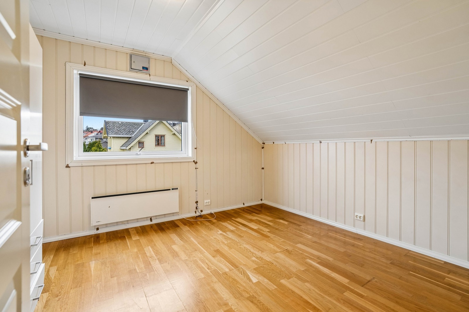 Soverom med skråtak og vindu som gir naturlig lys. Galleribilde