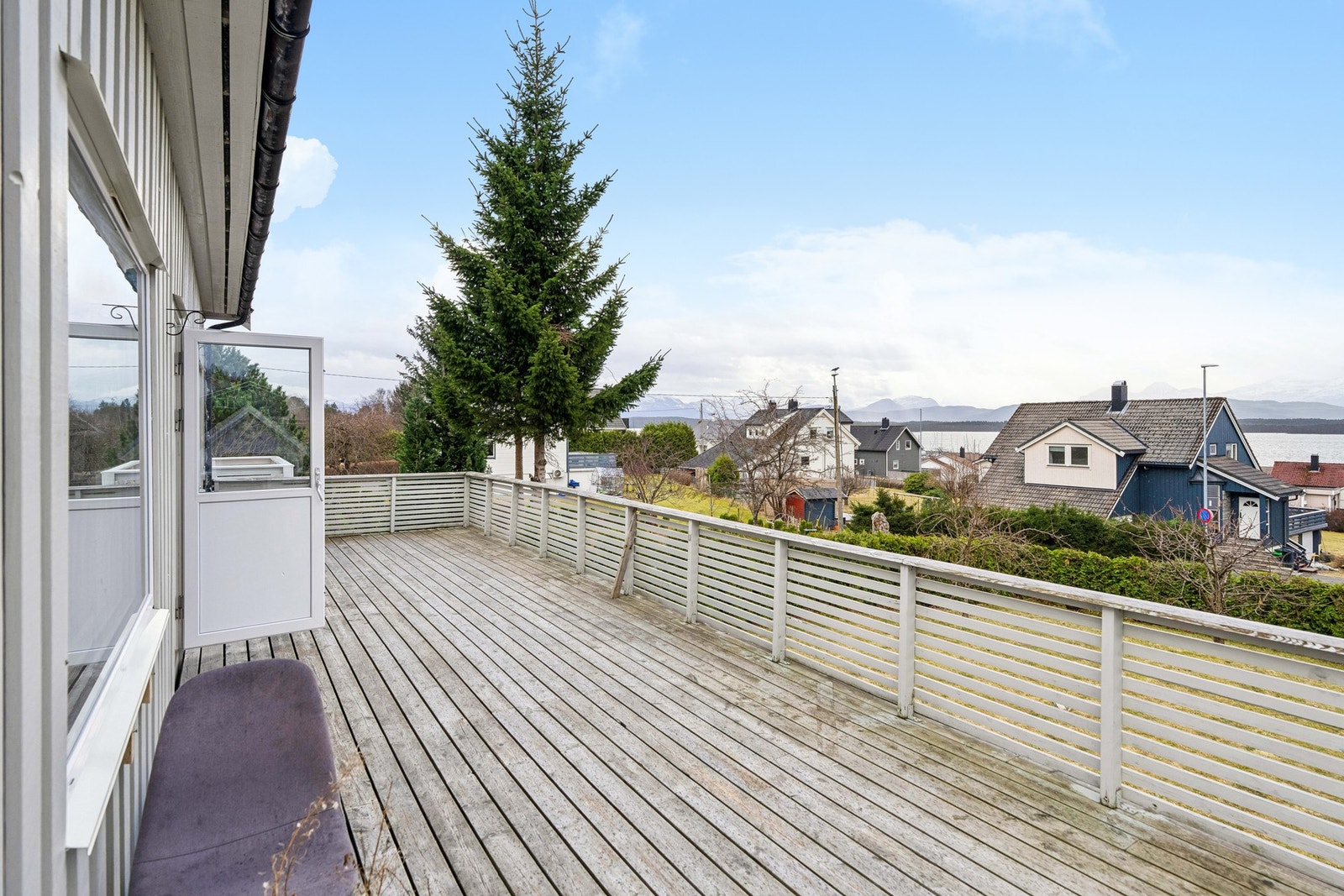 Terrassen gir god plass til utemøbler og sosiale sammenkomster. Galleribilde