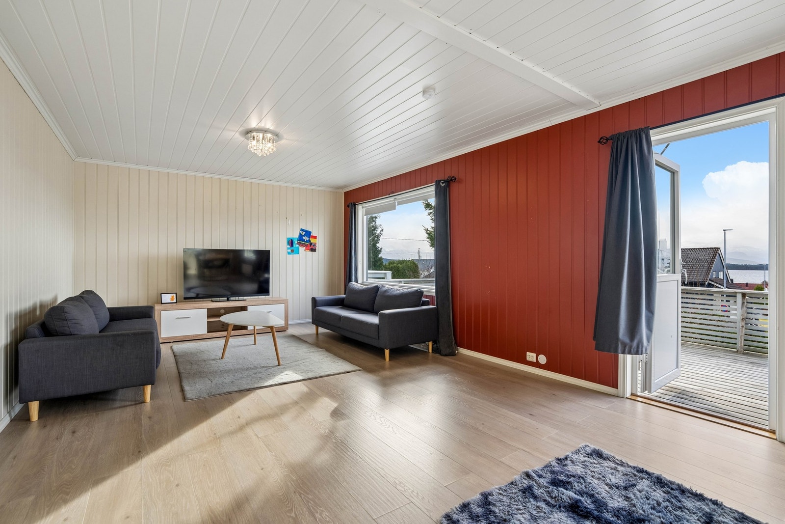 Oppholdsrommet fremstår romslig og gir god plass til både hverdag og besøk. Galleribilde