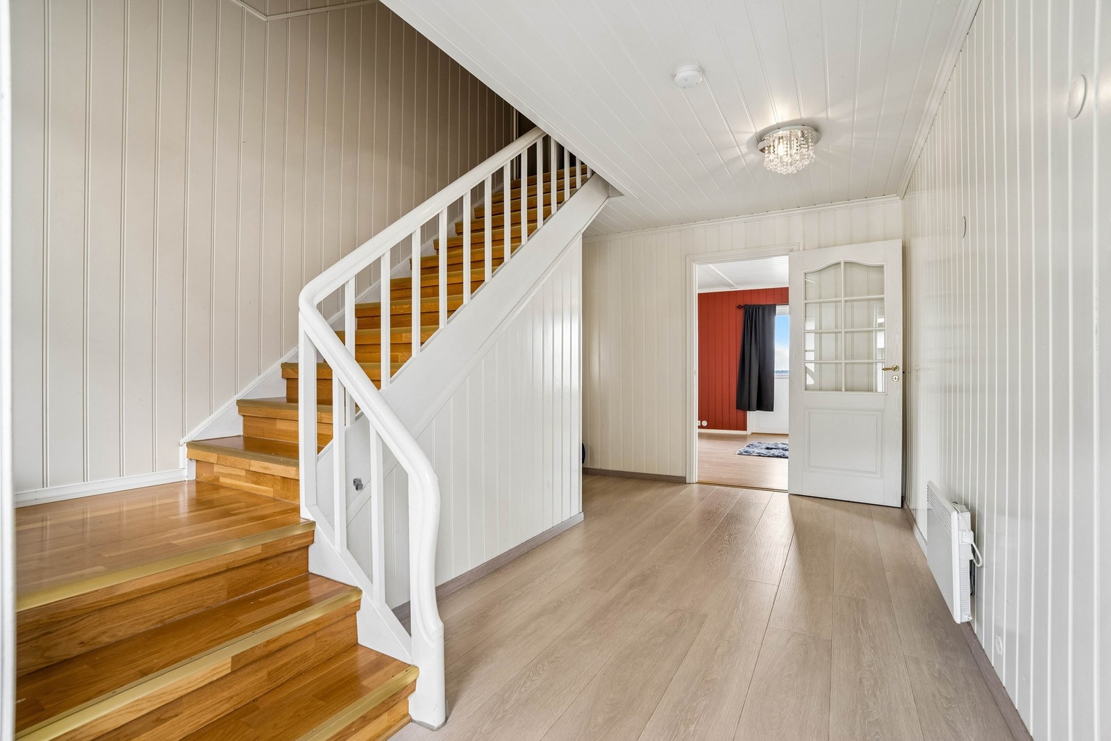 Entré med plass til oppbevaring av yttertøy og sko. Videre adkomst til boligens oppholdsrom og trapp til øvrige etasjer. Galleribilde