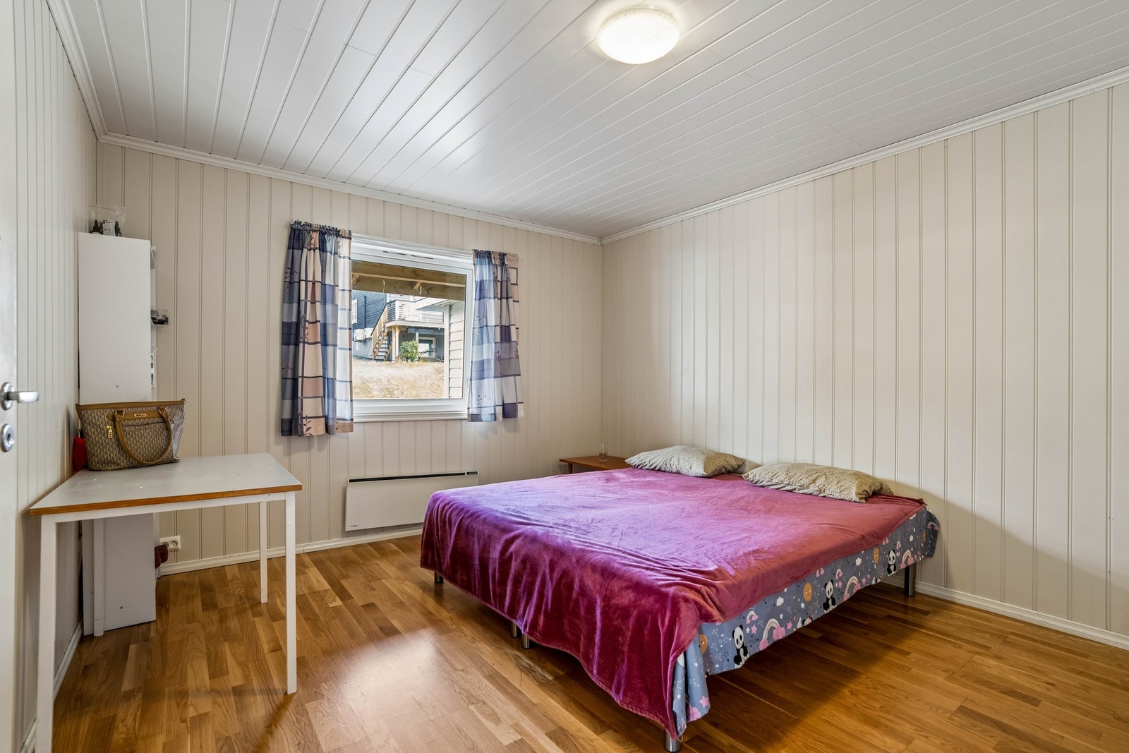 Soverom med god plass til seng og garderobeløsning. Galleribilde