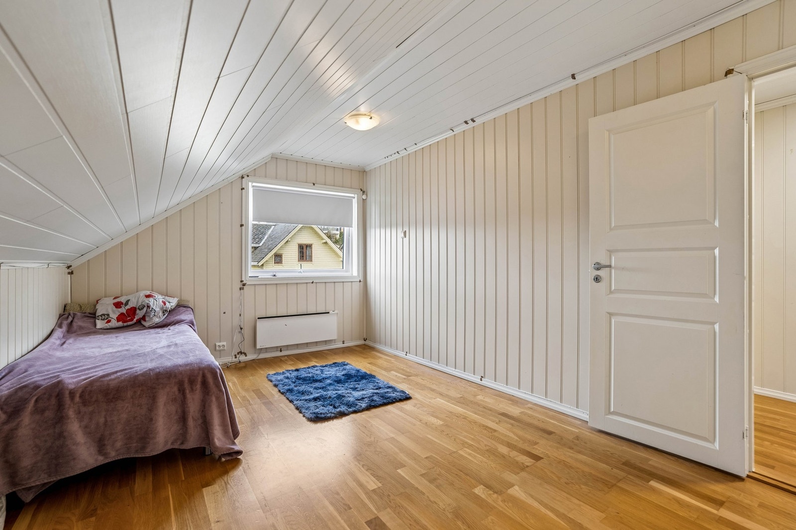 Soverom med god plass til seng og øvrig møblering. Galleribilde