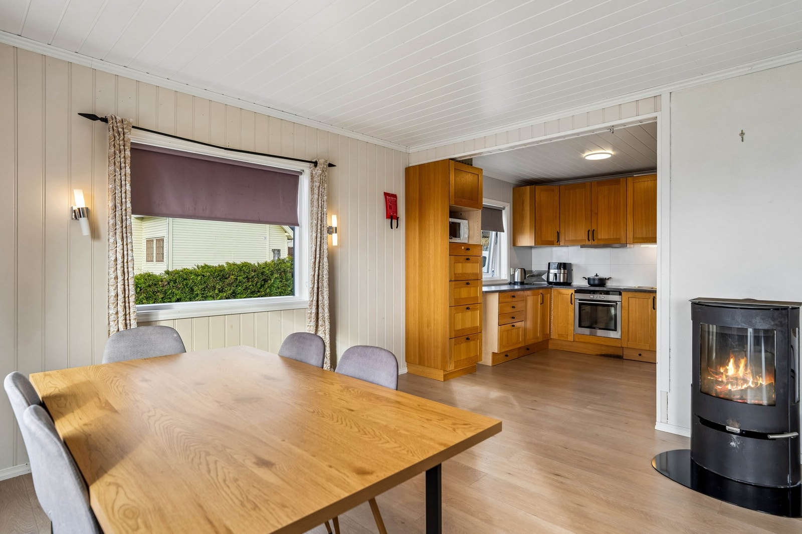 Spisestuen ligger i tilknytning til kjøkkenet og gir en praktisk løsning i hverdagen. Galleribilde