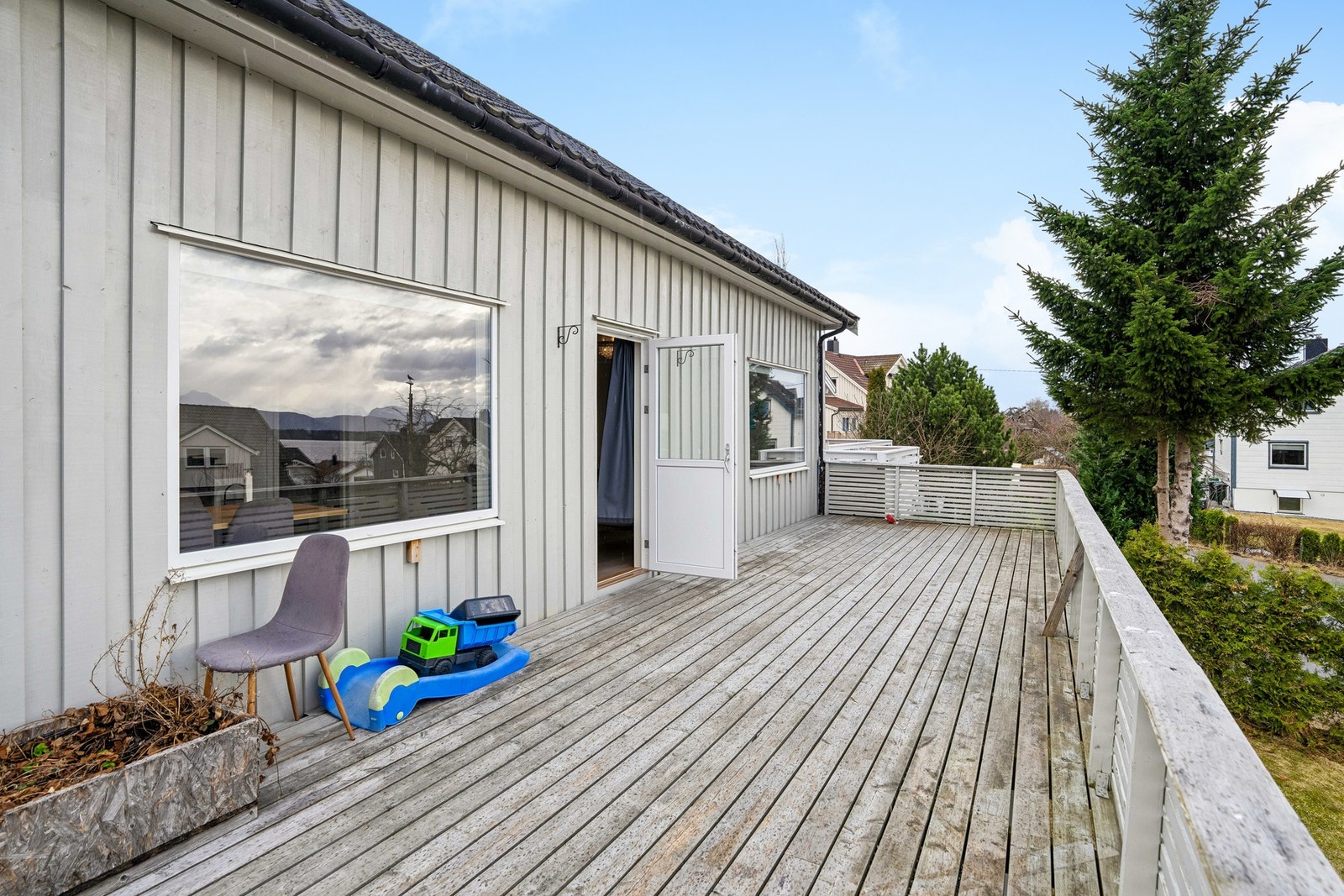 Fra stuen er det utgang til en romslig sørvendt terrasse på ca. 38 m² oppført i tre. Galleribilde