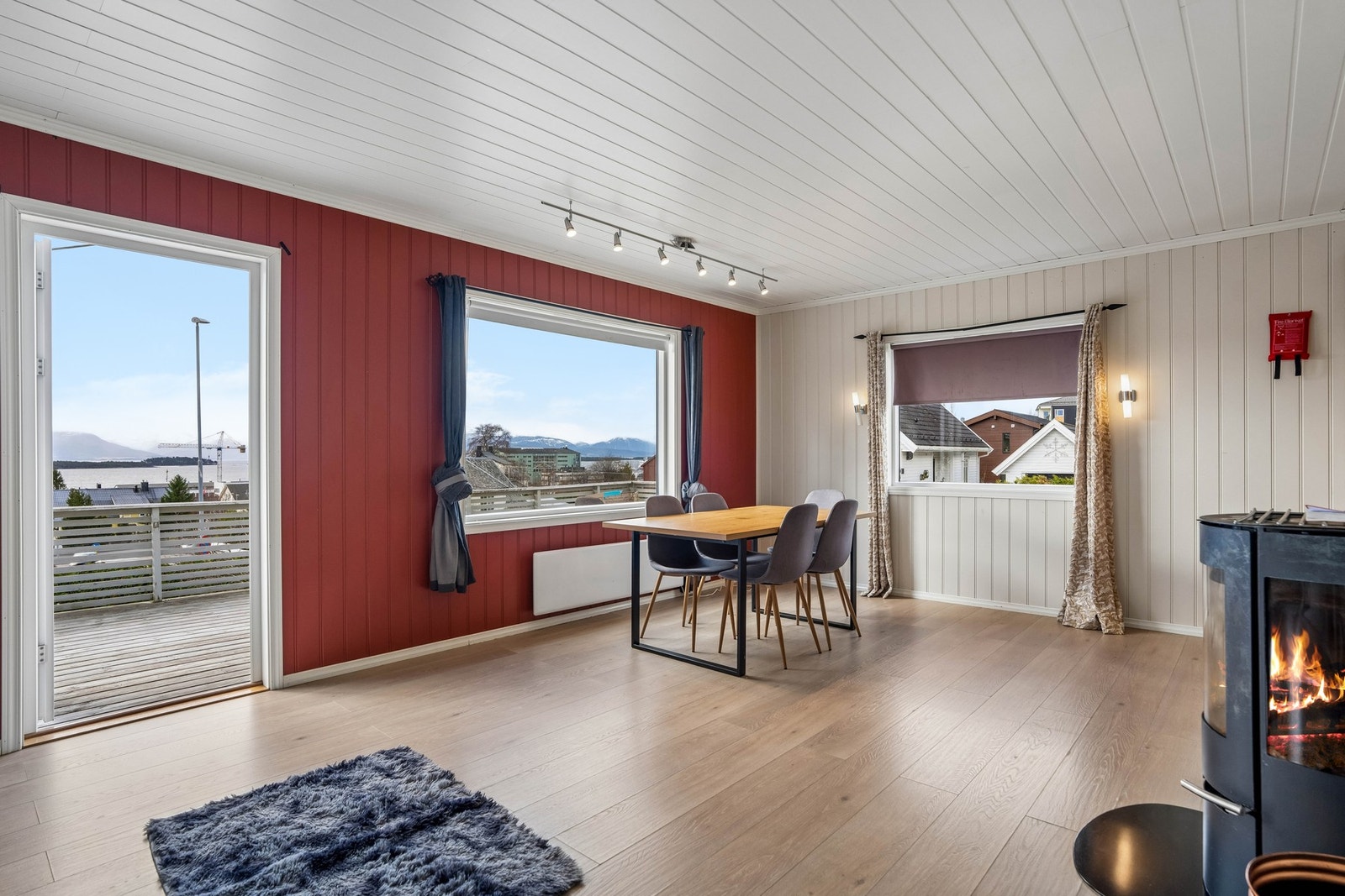 Stue og spiseplass i åpen løsning som gir god romfølelse. Galleribilde