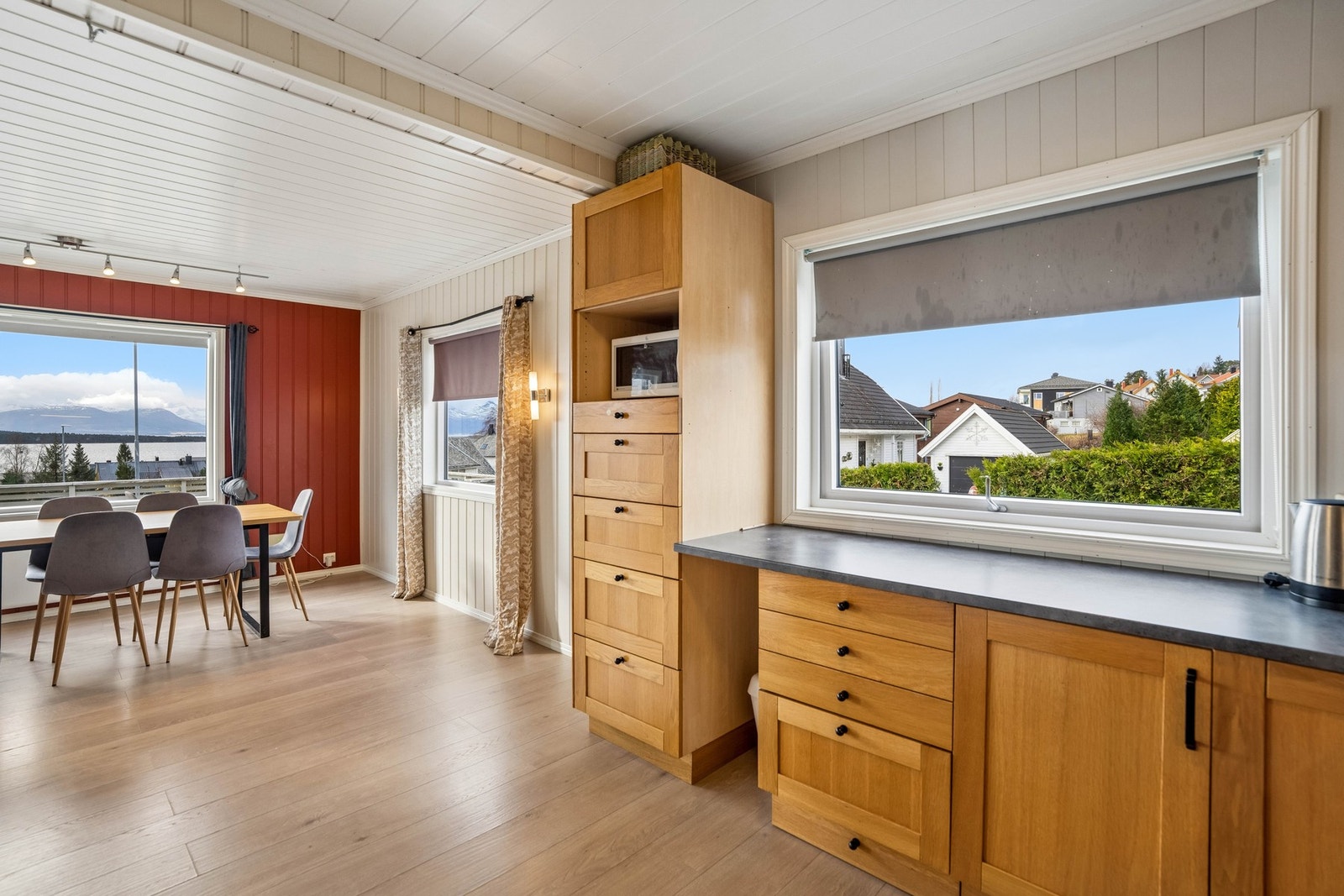 Kjøkken med innredning med fronter i heltre eik og laminert benkeplate. Galleribilde