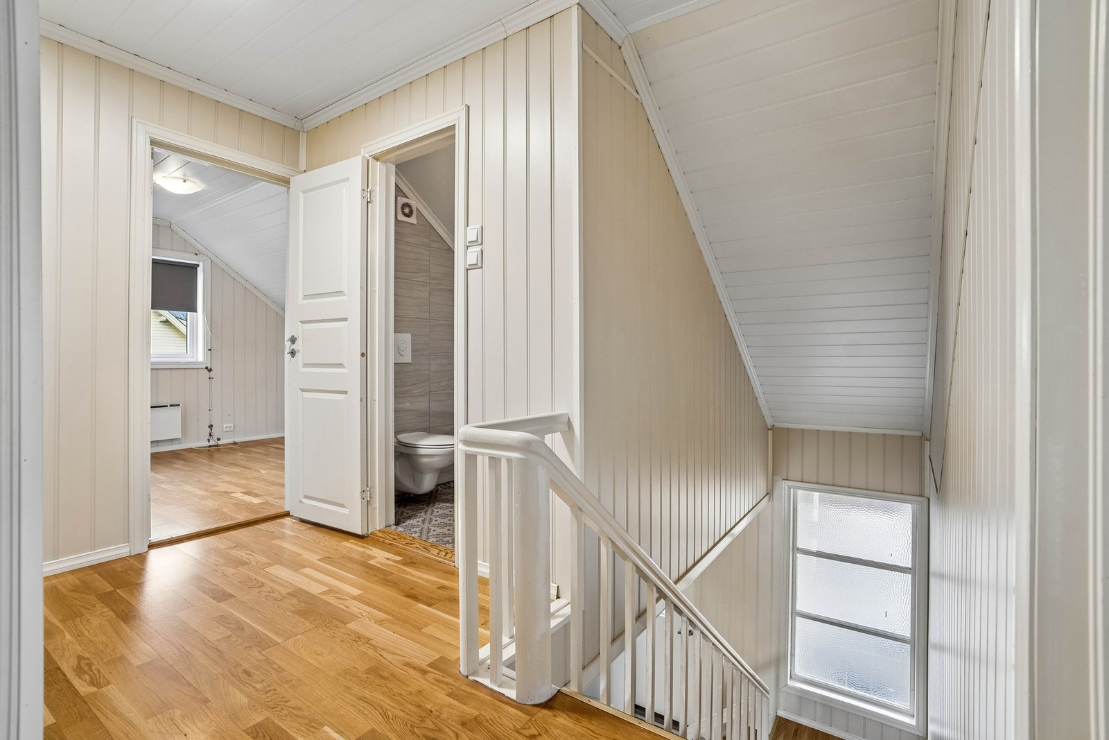 Gang i loftsetasjen med adkomst til flere av soverommene. Galleribilde