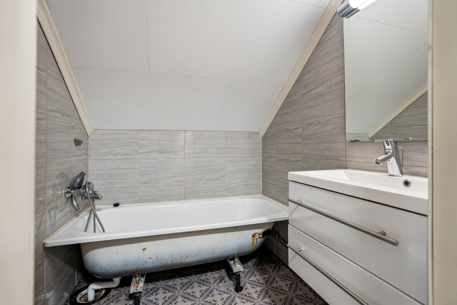 Bad i loftsetasjen med badekar, baderomsinnredning og toalett. Galleribilde