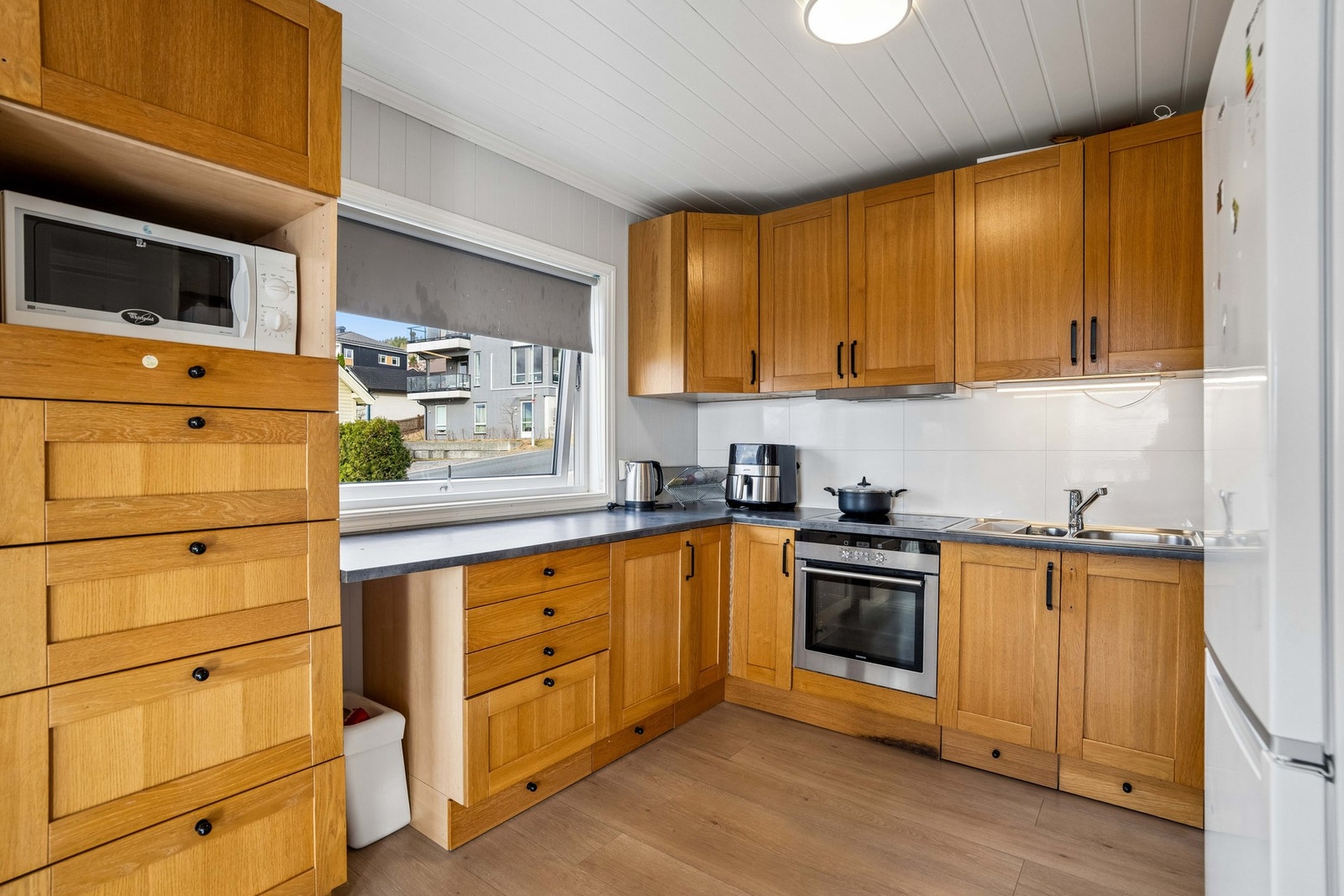 Kjøkkenet har integrert stekeovn og koketopp samt plass til øvrige hvitevarer. Galleribilde