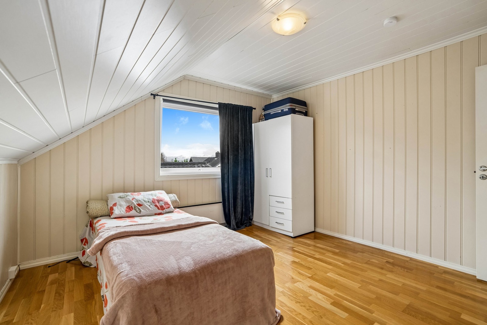 Soverom i loftsetasjen med utsyn mot nærområdet. Galleribilde