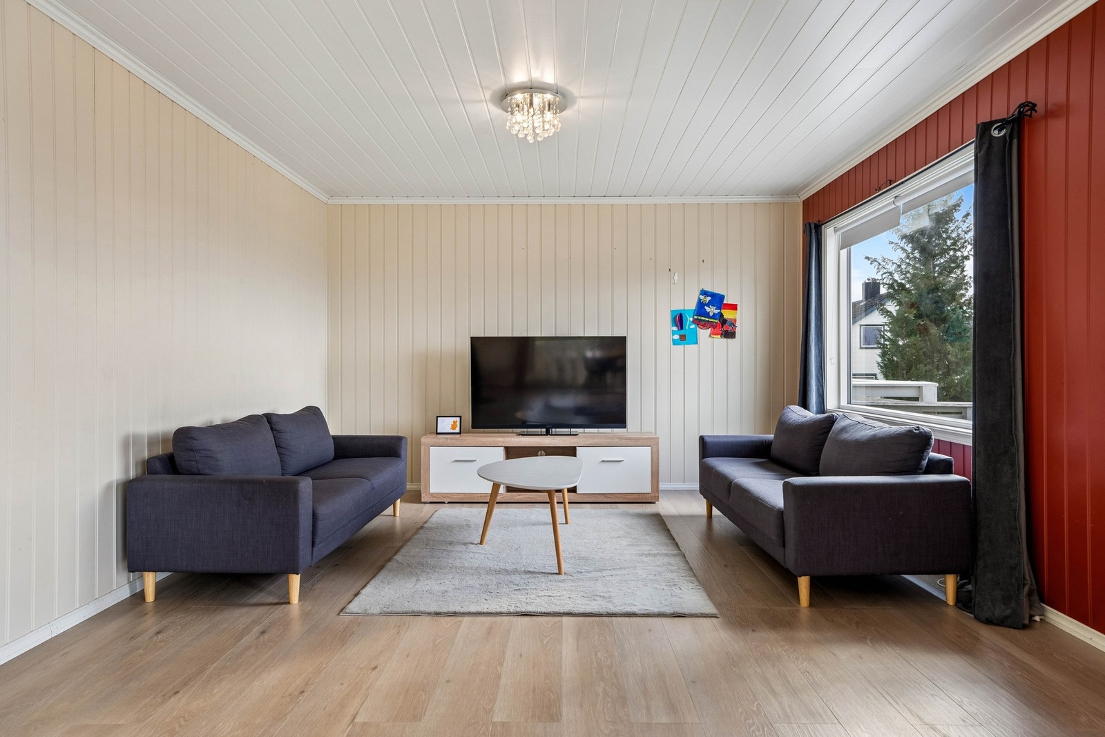 Stuen har god plass til både sofagruppe og øvrig møblering. Galleribilde