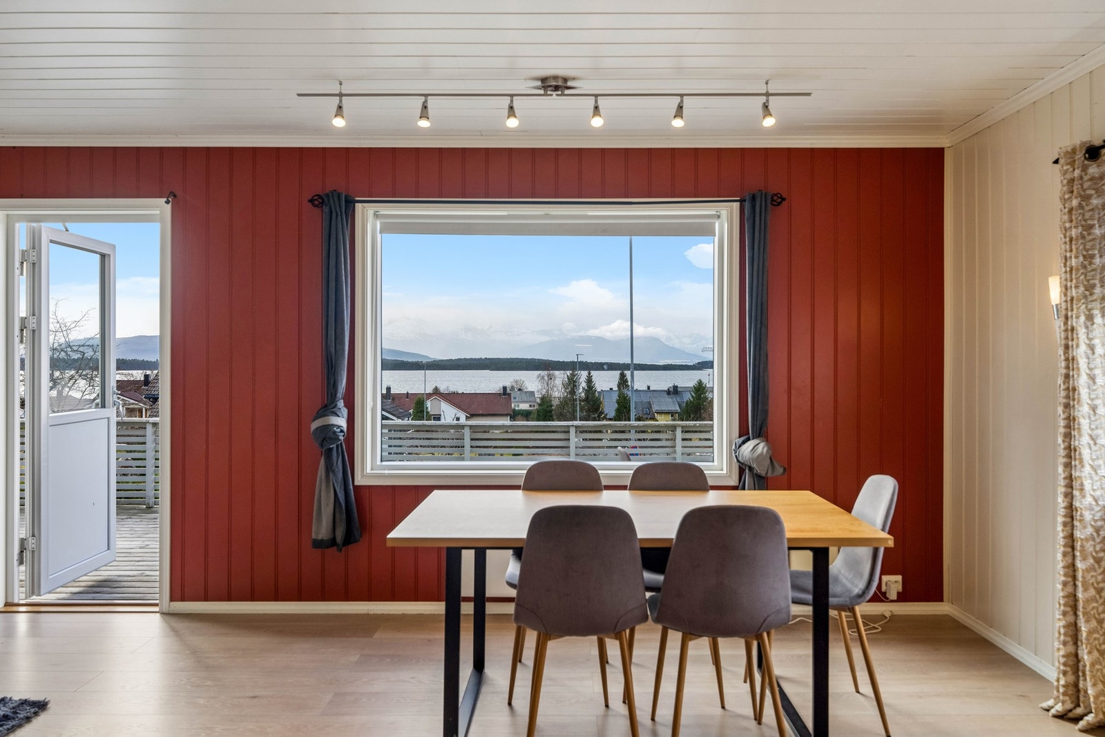 Spiseplass med god plass til større spisebord. Galleribilde