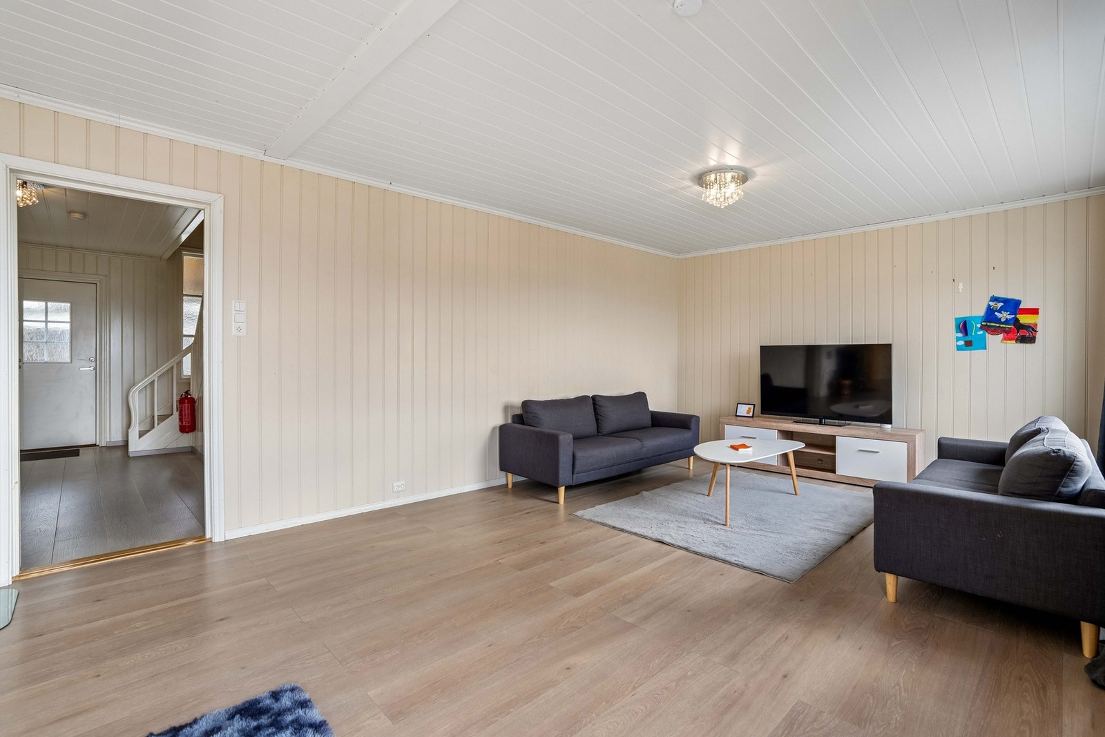 Romslig stue med gode møbleringsmuligheter og store vindusflater som slipper inn godt med naturlig lys. Galleribilde